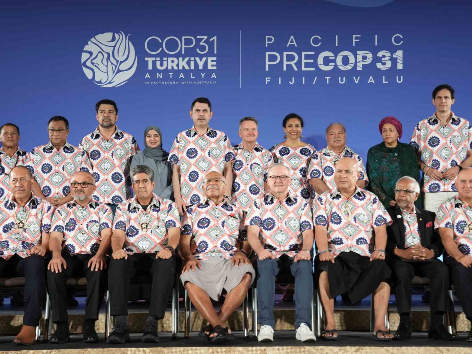 COP31 BAŞKANI KURUM BUGÜN BERABERİNDEKİ LİDERLERLE, İKLİM KRİZİNİN ETKİLERİ SONUCU SU ALTINDA KALMA RİSKİYLE KARŞI KARŞIYA OLAN TUVALU’YU ZİYARETİNİN ARDINDAN FİJİ’YE GEÇEREK BURADA DÜZENLENEN LİDERLER GENEL OTURUMU’NDA KONUŞTU.