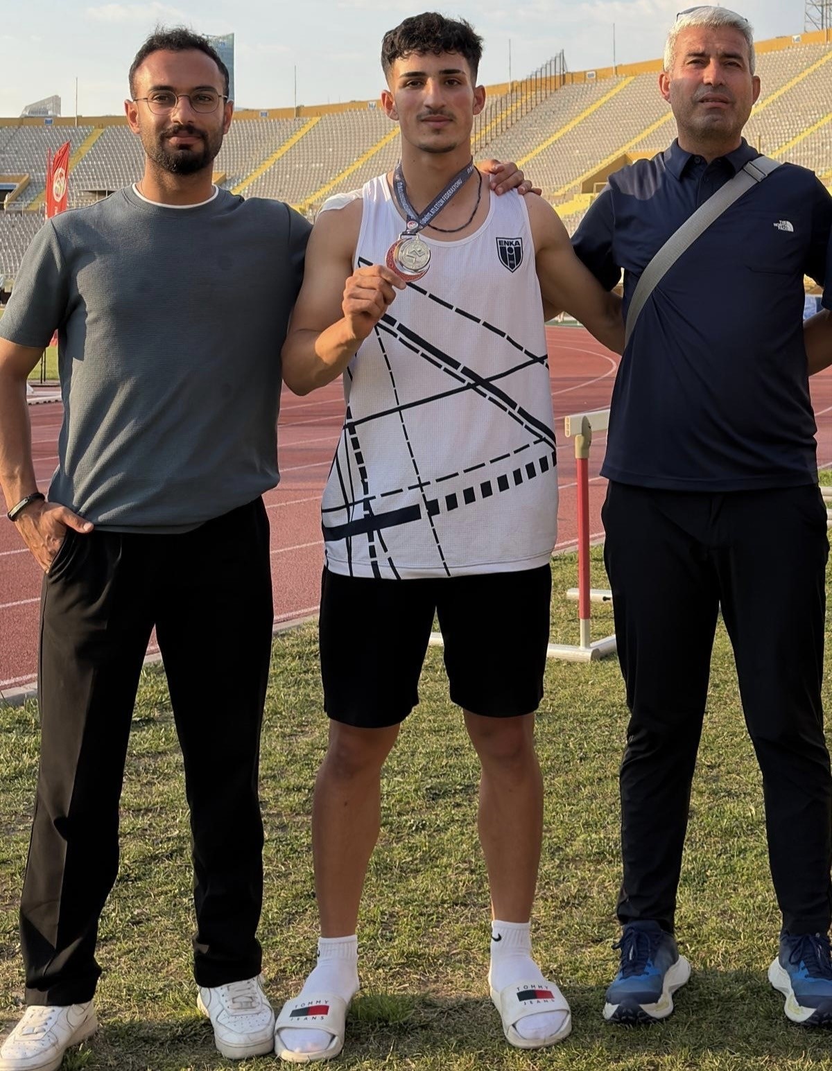 KAYSERİ NEVA ATLETİZM SPOR KULÜBÜ’NÜN MİLLİ ATLETİ EMRE BASUT; İTALYA’DA ELDE ETTİĞİ 52.34’LÜK DERECESİYLE SENEGAL’İN DAKAR KENTİNDE DÜZENLENECEK 2026 YAZ GENÇLİK OLİMPİYAT OYUNLARI VİZESİNİ ALDI.
