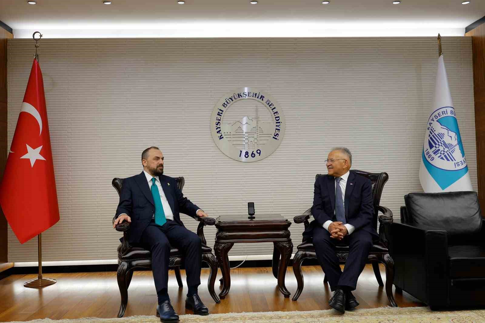 KAYSERİ BÜYÜKŞEHİR BELEDİYE BAŞKANI DR. MEMDUH BÜYÜKKILIÇ, TÜRKİYE YÜZYILI BULUŞMALARI KAPSAMINDA KENTE GELEN AK PARTİ GENEL BAŞKAN YARDIMCISI, TANITIM VE MEDYA BAŞKANI FARUK ACAR’I MAKAMINDA AĞIRLADI.