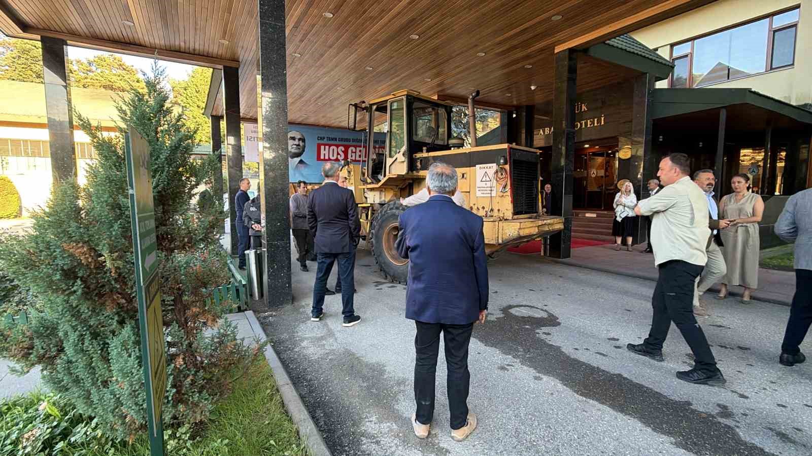 CUMHURİYET HALK PARTİSİ’NİN (CHP) BOLU ABANT'TA DÜZENLENEN TBMM YENİ YASAMA YILI DEĞERLENDİRME KAMPINDA, PANKART ASMAK İÇİN GETİRİLEN BİR KEPÇE OTEL GİRİŞİNDE BOZULDU. DAKİKALARCA UĞRAŞILMASINA RAĞMEN KEPÇE BULUNDUĞU YERDEN KALDIRILAMADI.