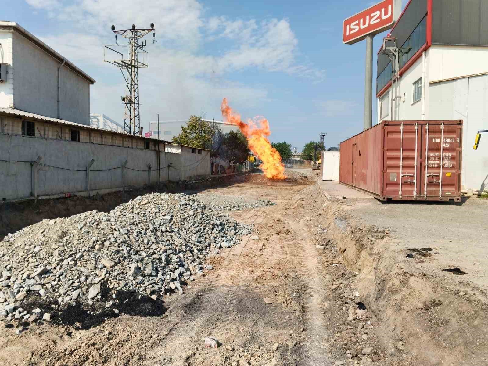 TEKİRDAĞ'IN ÇORLU İLÇESİNDE ALTYAPI VE YOL ÇALIŞMALARI KAPSAMINDA KAZI YAPAN İŞ MAKİNESİNİN, YANLIŞLIKLA DOĞAL GAZ BORUSUNA HASAR VERMESİYLE YANGIN ÇIKTI.