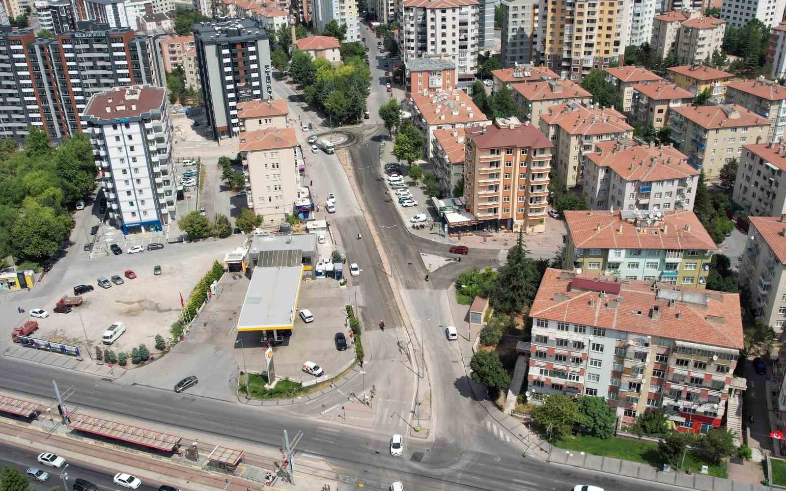 TALAS BELEDİYESİ, İLÇENİN ULAŞIM ALTYAPISINI GÜÇLENDİRMEYE YÖNELİK ÇALIŞMALARINI SÜRDÜRÜYOR. BU KAPSAMDA ATATÜRK BULVARI’NDAN YENİDOĞAN MAHALLESİ’NE BAĞLANTI SAĞLAYAN TİMUÇİN CADDESİ ÜZERİNDE, PAZAR CADDESİ VE DEFNE SOKAK BAĞLANTILARINI KAPSAYAN NOKTADA AKILLI KAVŞAK DÜZENLEMESİ HAYATA GEÇİRİLİYOR.