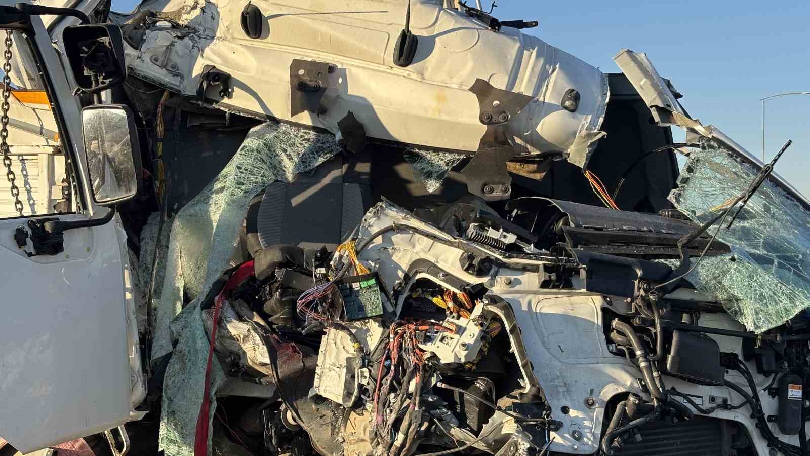 ÇANAKKALE’DE BARİYERLERE ÇARPMAN KAMYONDAKİ 2 KİŞİ HAYATINI KAYBETTİ.