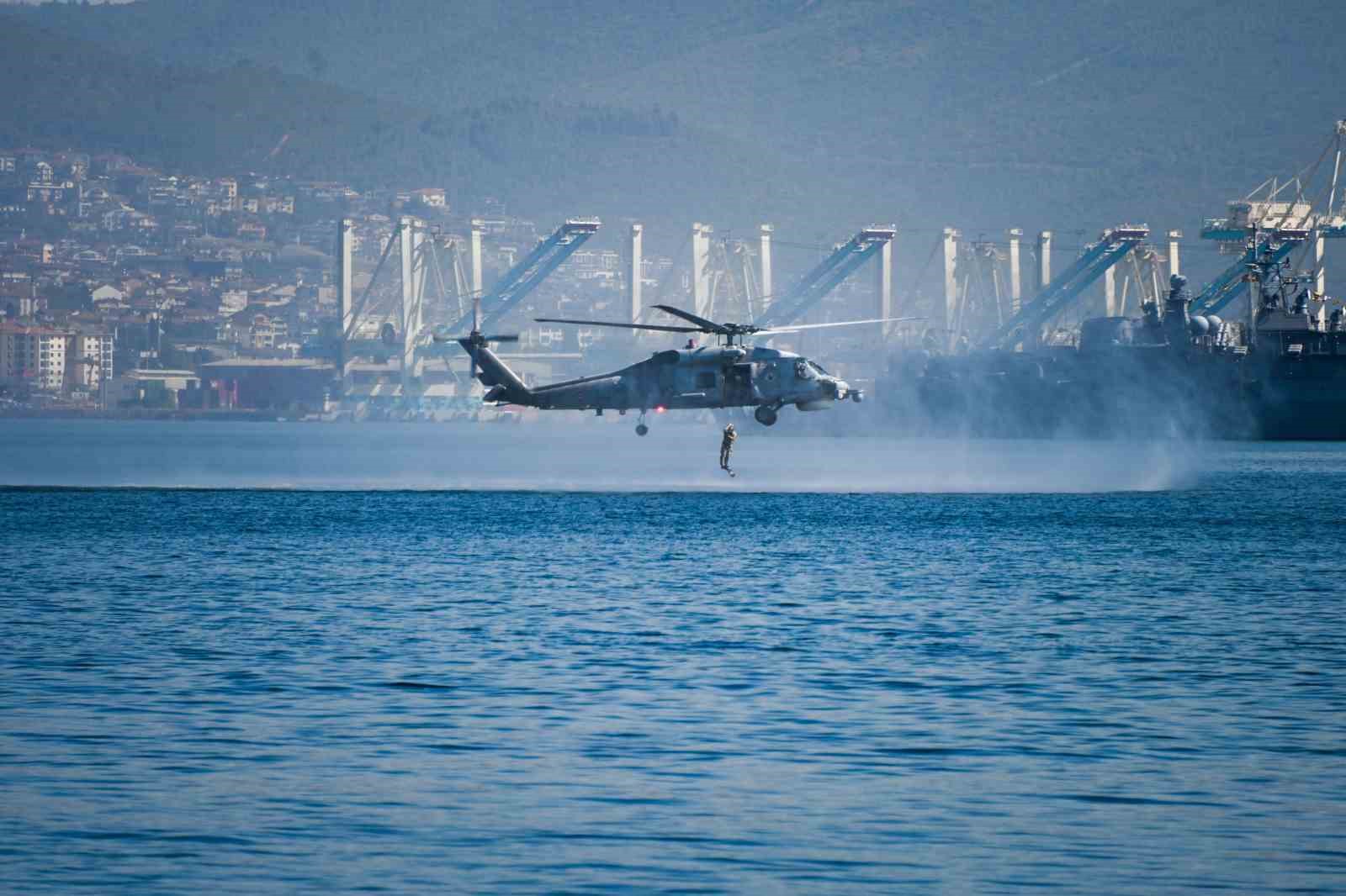 KOCAELİ'DE DÜZENLENEN TEKNOFEST MAVİ VATAN'DA SAT VE SAS KOMANDOLARININ GERÇEKLEŞTİRDİĞİ REHİNE KURTARMA OPERASYONU İLGİYLE İZLENDİ.