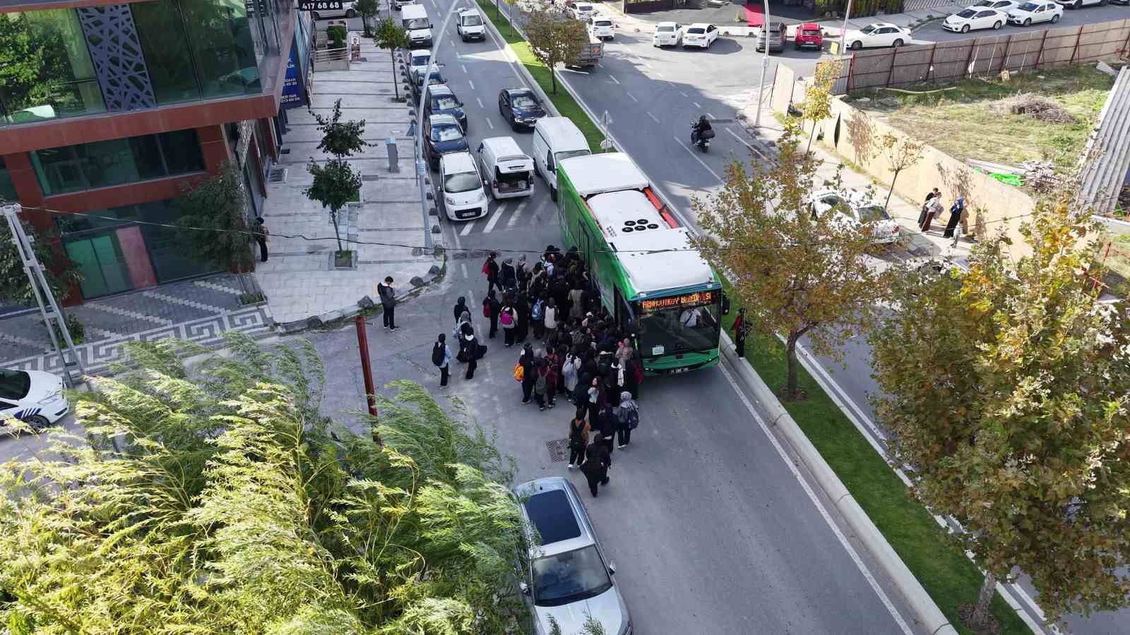 ARNAVUTKÖY BELEDİYESİ, EĞİTİM-ÖĞRETİM DÖNEMİNDE ÖĞRENCİLERİN HAYATINI KOLAYLAŞTIRMAK AMACIYLA BAŞLATTIĞI ÜCRETSİZ ŞEHİR İÇİ ULAŞIM HİZMETİNİ ARALIKSIZ SÜRDÜRÜYOR.