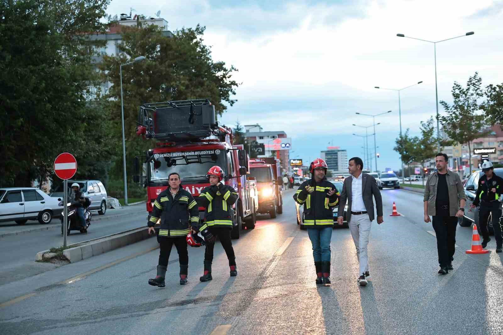 DENİZLİ’NİN PAMUKKALE İLÇESİNDE AKARYAKIT İSTASYONUNDA YAKIT İKMALİ YAPAN TANKER ÇIKAN YANGIN EKİPLERİN MÜDAHALELERİ SONUCUNDA KONTROL ALTINA ALINDI. OLAY YERİNE GELEN DENİZLİ BÜYÜKŞEHİR BELEDİYE BAŞKANI BÜLENT NURİ ÇAVUŞOĞLU, İŞLETME SAHİPLERİ VE ÇALIŞANLARLA BİR ARAYA GELEREK GEÇMİŞ OLSUN DİLEKLERİNİ İLETTİ.