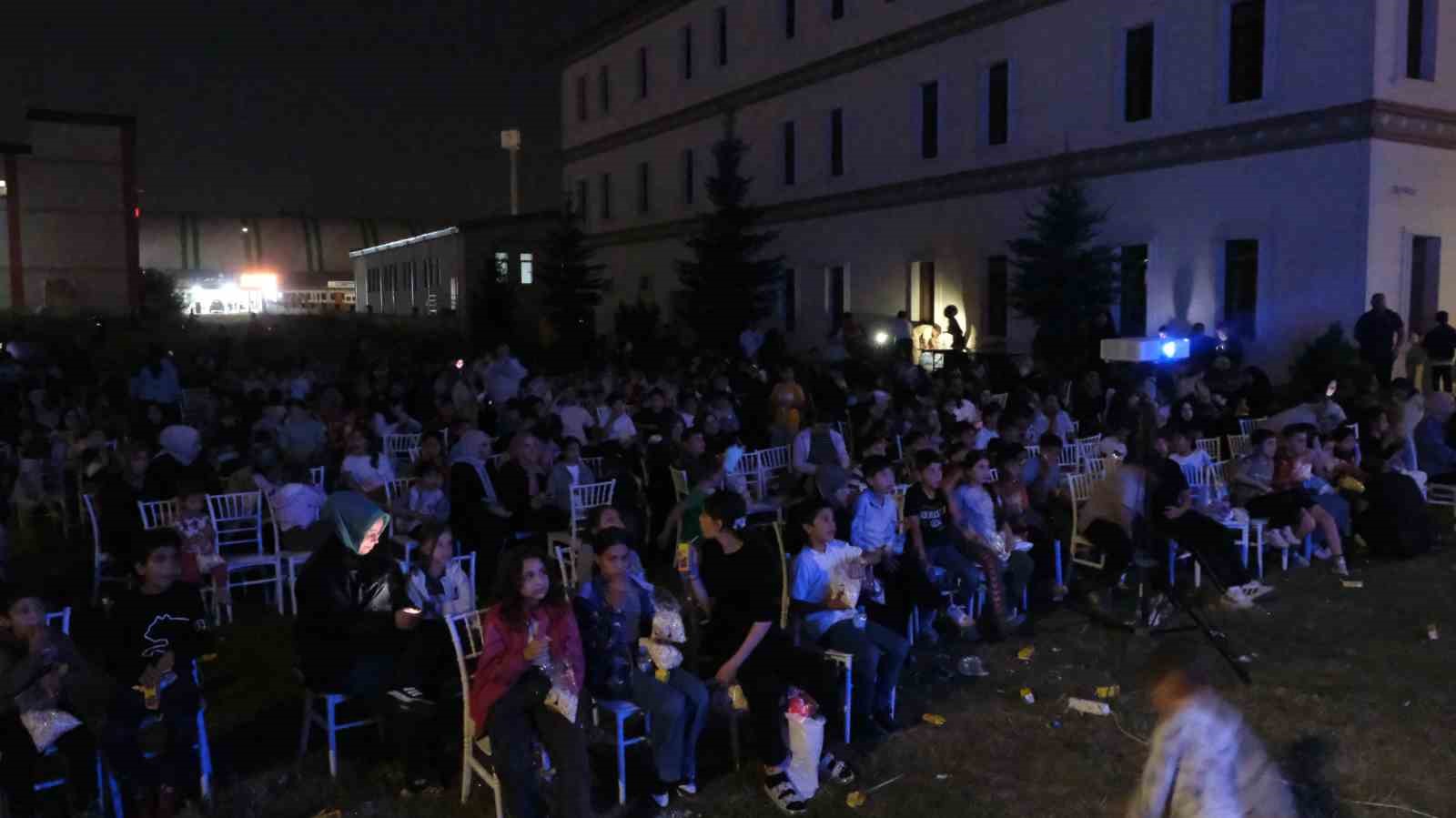 KÜLTÜR VE TURİZM BAKANLIĞI TARAFINDAN DÜZENLENEN ERZURUM KÜLTÜR YOLU FESTİVALİ, GELENEKSEL SANATLARDAN ÇOCUK ETKİNLİKLERİNE, SERGİLERDEN SİNEMA GÖSTERİMLERİNE UZANAN PROGRAMIYLA DEVAM ETTİ.