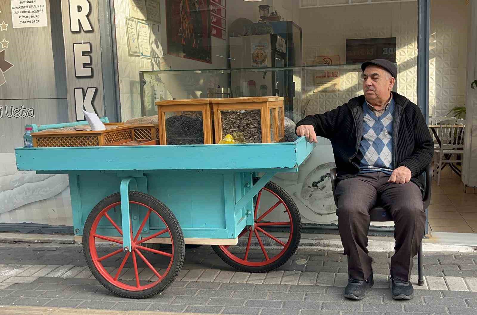 ALPULLU CADDESİ’NDE YILLARDIR AYNI NOKTADA SATIŞ YAPAN  YAŞAR BAŞKIR, ÇEKİRDEK SATARAK 3 ÇOCUĞUNU EVLENDİRDİĞİNİ BELİRTTİ.