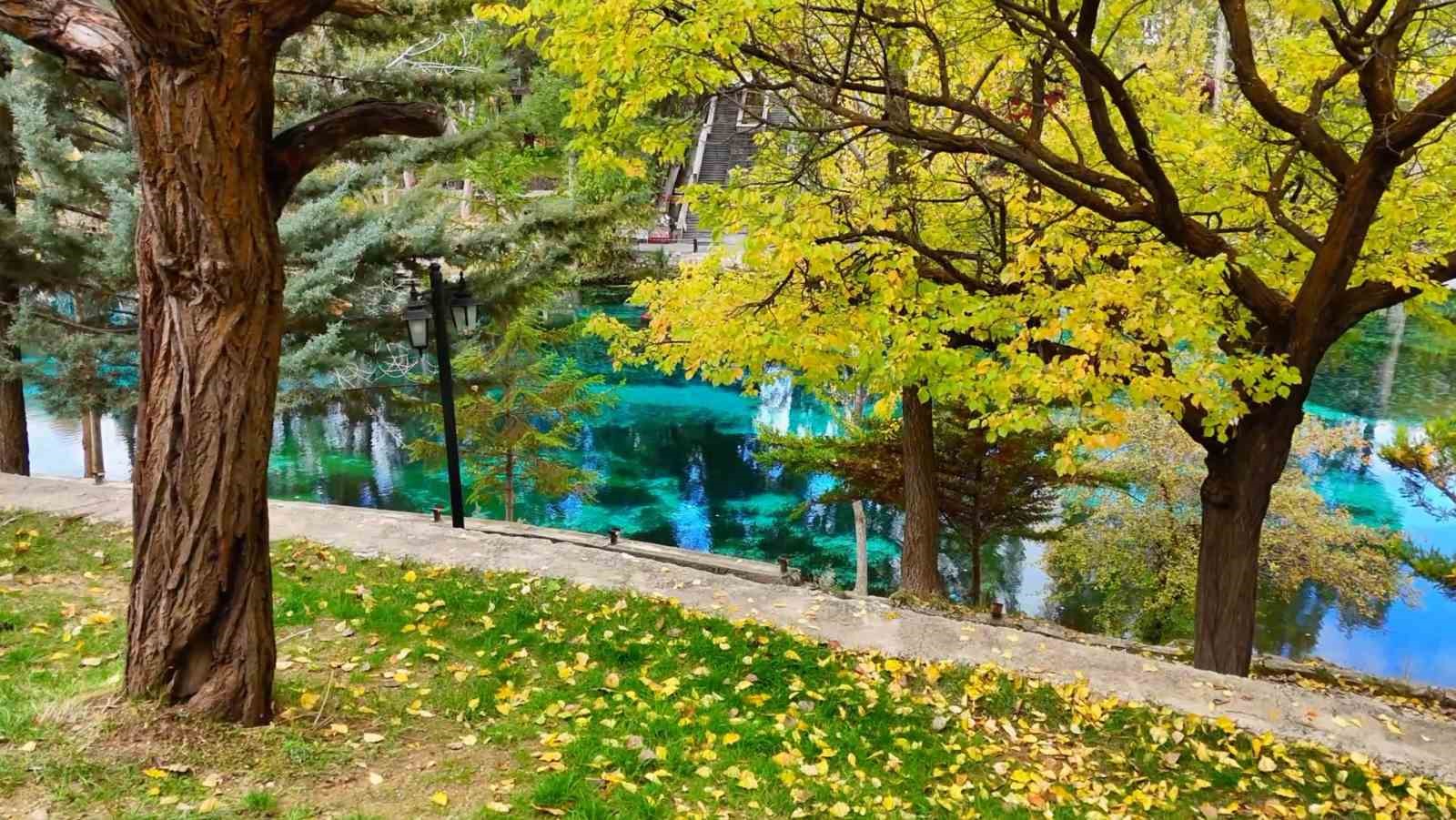 SİVAS'IN GÜRÜN İLÇESİNDE BULUNAN, TURKUAZ RENKLİ BERRAK SUYUYLA "BOZKIRIN NAZAR BONCUĞU" OLARAK ANILAN GÖKPINAR GÖLÜ, SONBAHARIN GELİŞİYLE BİRLİKTE EŞSİZ BİR GÜZELLİĞE BÜRÜNDÜ.