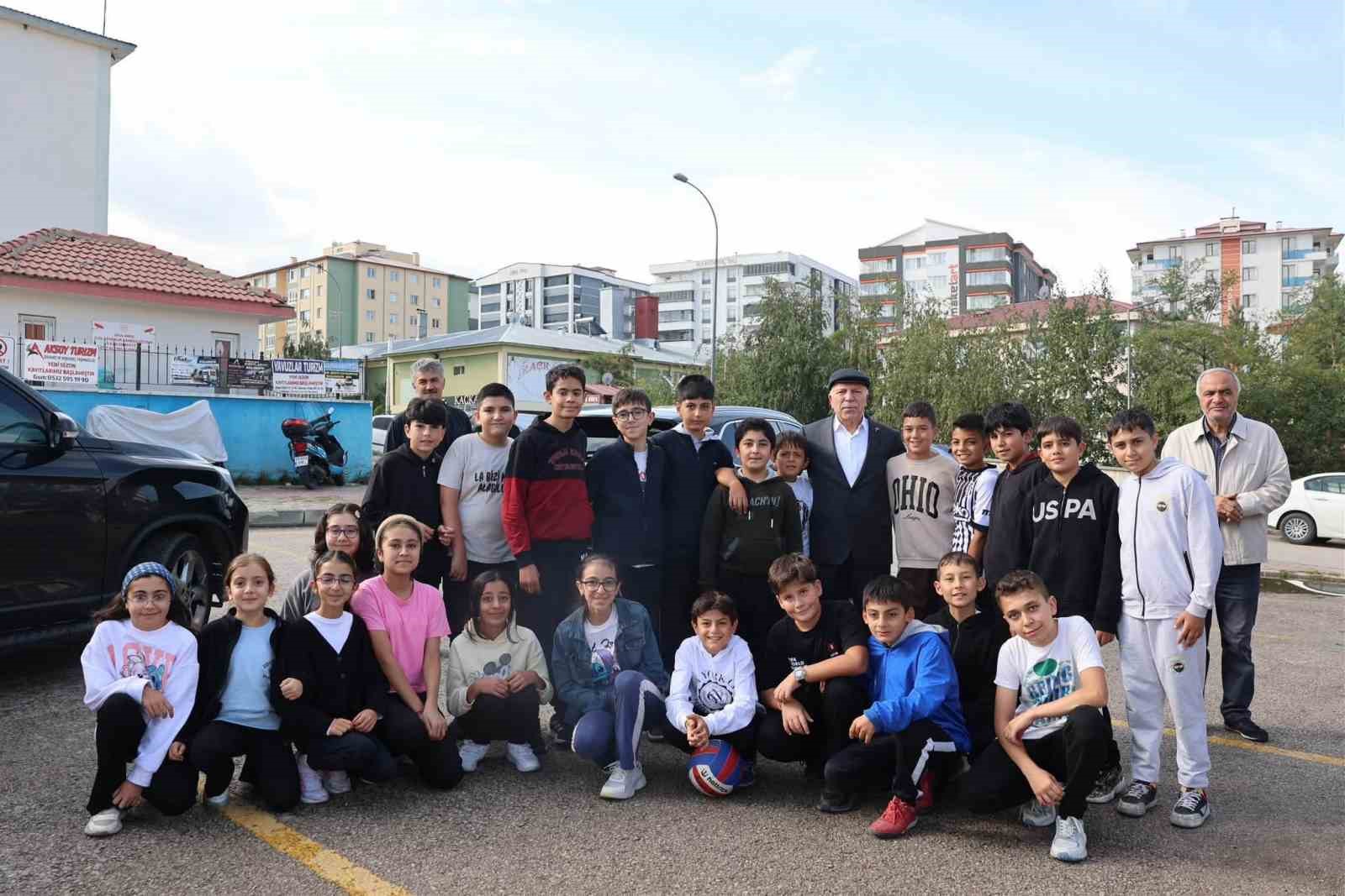 ERZURUM BÜYÜKŞEHİR BELEDİYE BAŞKANI MEHMET SEKMEN, ŞEHİR GENELİNDE YÜRÜTÜLEN EĞİTİM VE İBADET YATIRIMLARINI YERİNDE İNCELEDİ. BAŞKAN SEKMEN, TOKİ ORTAOKULU’NDAKİ İYİLEŞTİRME ÇALIŞMALARI İLE MURAT ELLİK BULVARI’NDA İNŞA EDİLECEK YENİ CAMİ ALANINDA DENETİMLERDE BULUNDU.