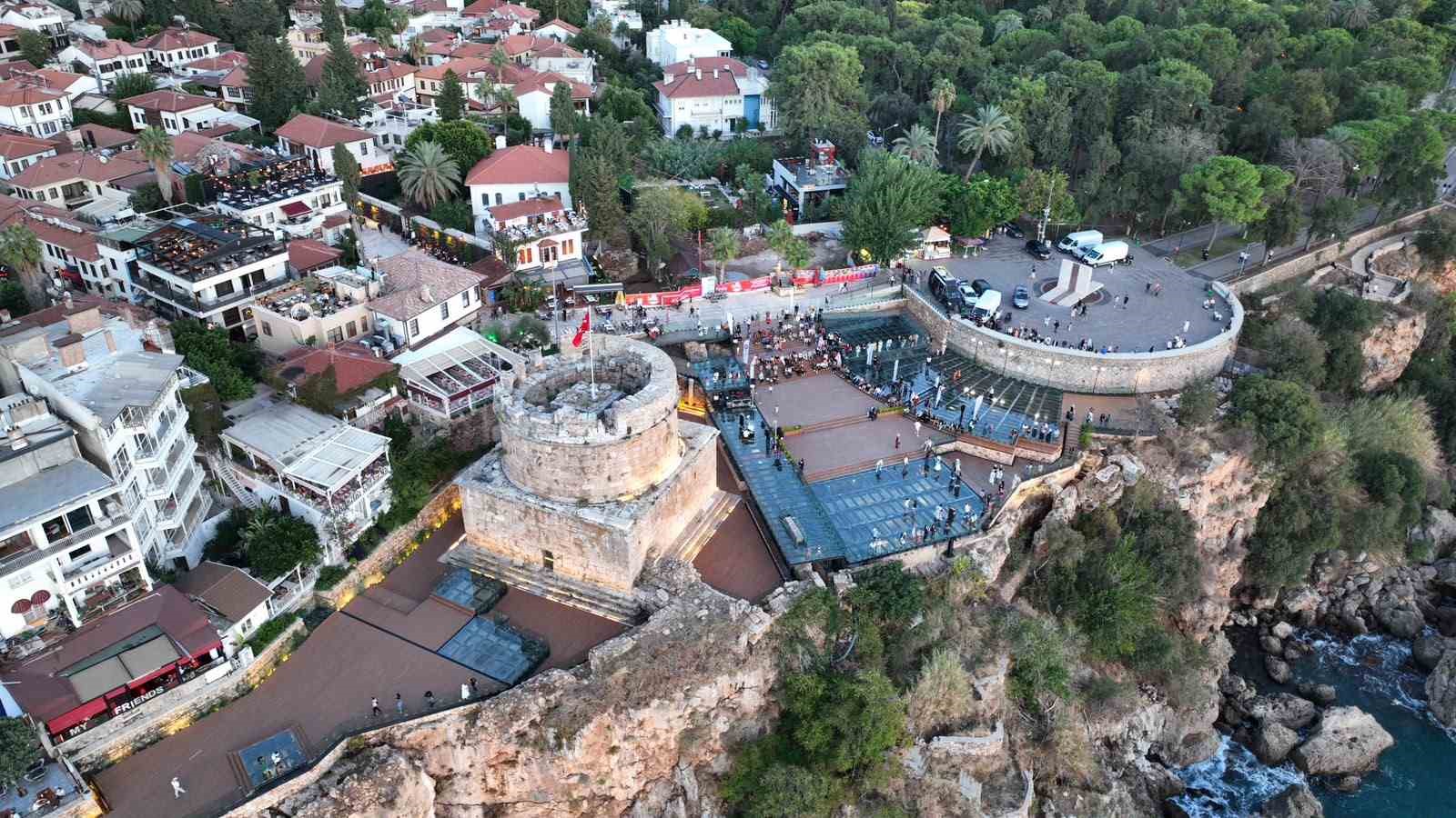 ANTALYA BÜYÜKŞEHİR BELEDİYESİ İSMAİL BAHA SÜRELSAN KONSERVATUVARI TARAFINDAN DÜZENLENEN GÜN BATIMI KONSERLERİ, TARİHİ HIDIRLIK KULESİ’NDE MÜZİKSEVERLERİ AĞIRLAMAYA DEVAM EDİYOR.