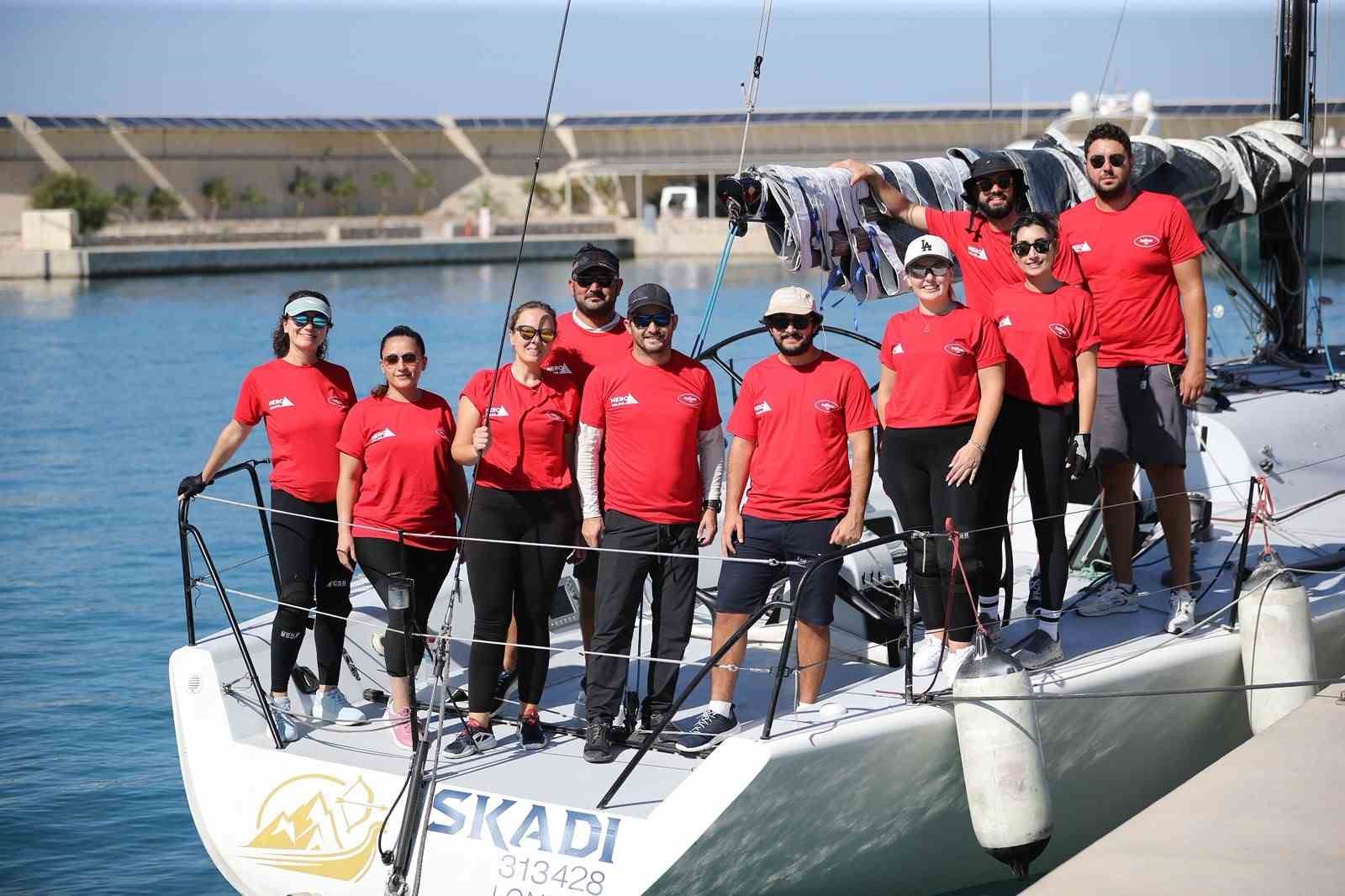 BURSA’DAN KATILAN YELKEN TAKIMI, KAFKAS KESTANE ŞEKERİ SPONSORLUĞUNDA MÜCADELE ETTİĞİ KNİDOS CUP YELKEN YARIŞLARI’NDA ÜÇÜNCÜLÜK ELDE EDEREK ÖNEMLİ BİR BAŞARIYA İMZA ATTI. TAMAMI BURSALI SPORCULARDAN OLUŞAN EKİP, HERO SAİLİNG ÇATISI ALTINDA GÖSTERDİĞİ PERFORMANSLA BURSA’YI BAŞARIYLA TEMSİL ETTİ.
