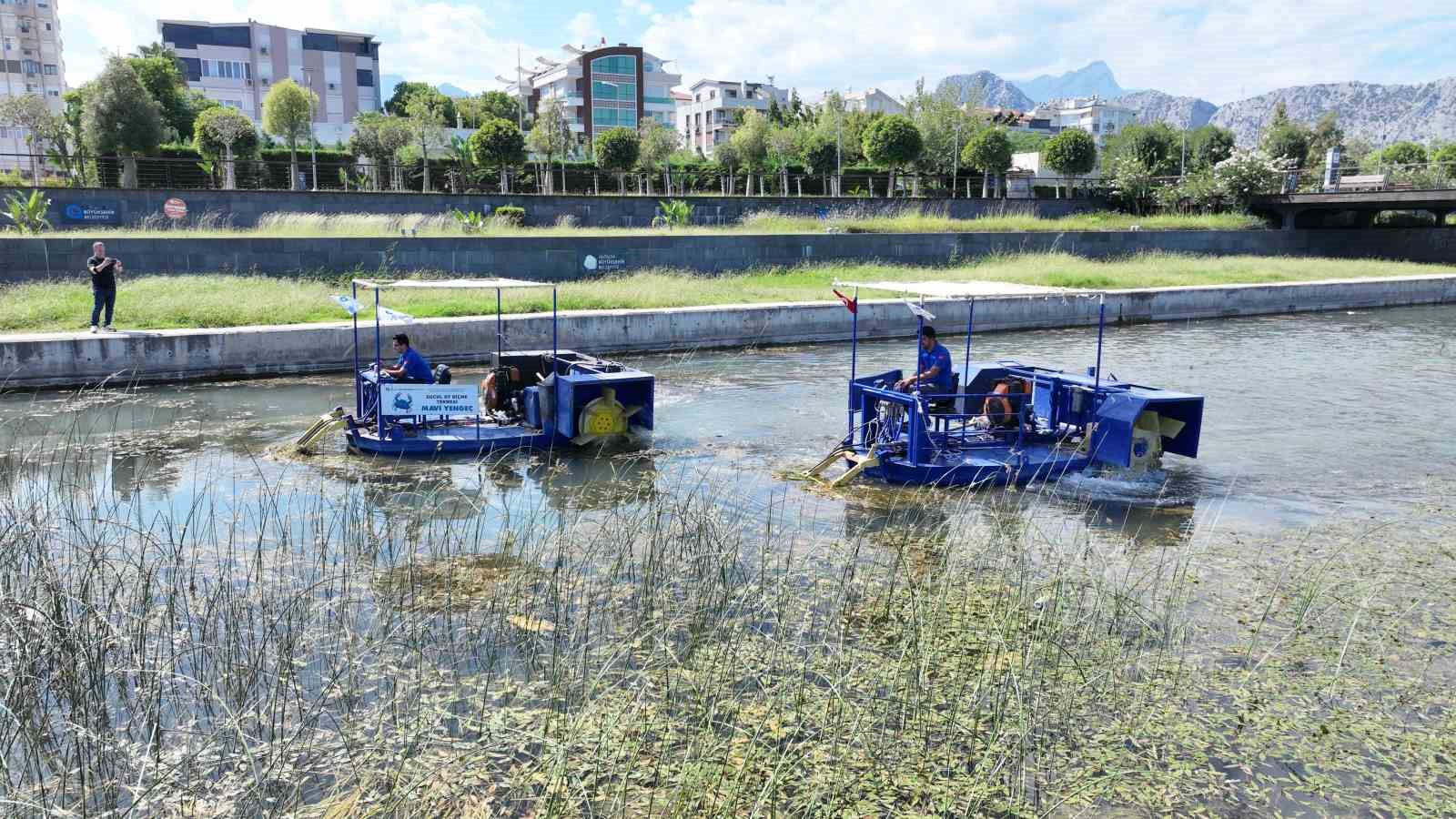 ANTALYA’DA BOĞAÇAYI’NDA KİRLİLİK TARTIŞMALARI SÜRERKEN, BÜYÜKŞEHİR BELEDİYESİ BU YIL 320 TON SUCUL OT İLE YAKLAŞIK 4 TON FİZİKSEL ATIK TOPLANDIĞINI AÇIKLADI.