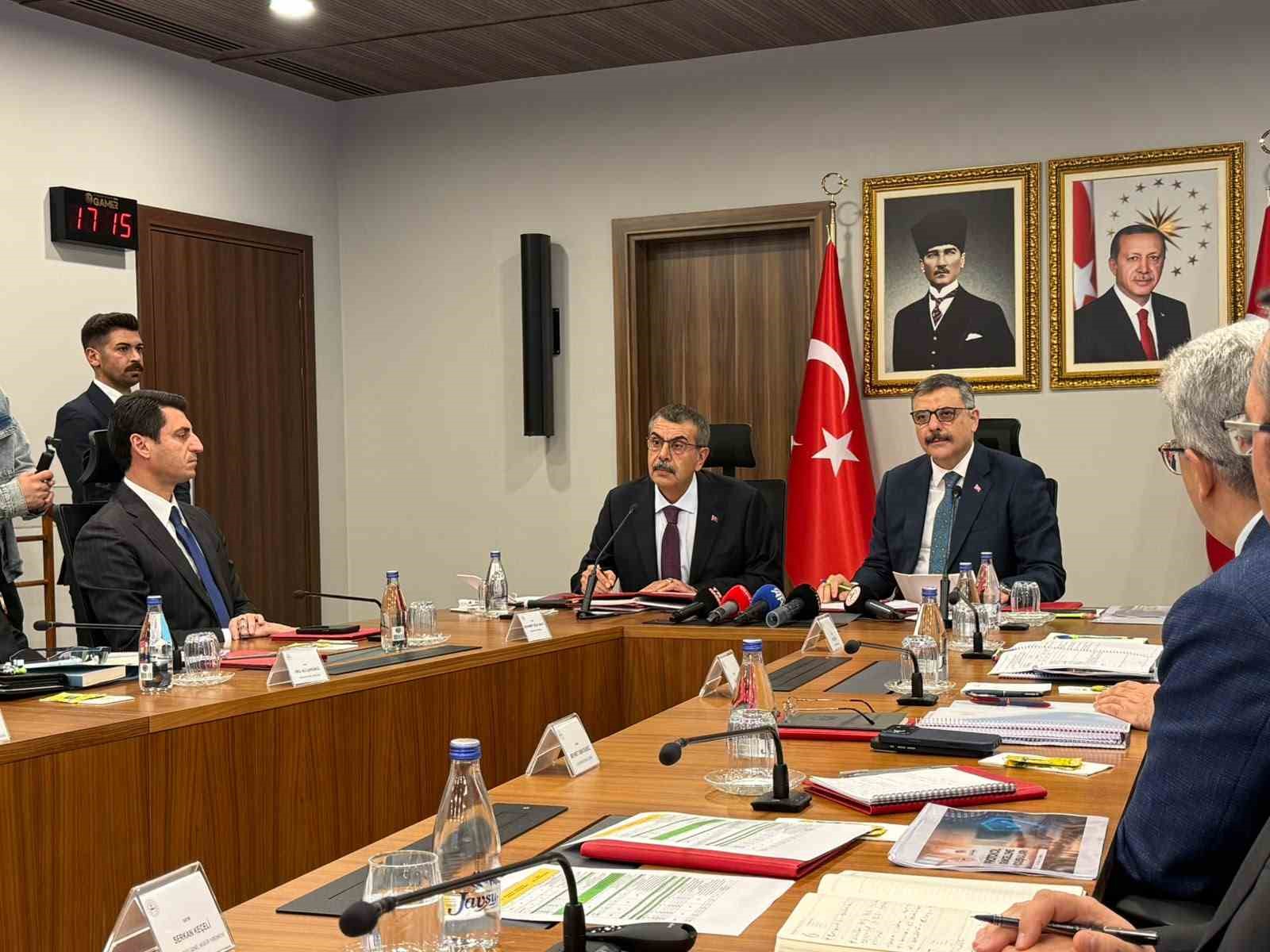 İÇİŞLERİ BAKANI MUSTAFA ÇİFTÇİ, "İLK DEFA BU SENE OKULLARIMIZDA 31 BİN TANE BAHÇE GÖREVLİSİ İSTİHDAM ETMİŞ OLDUK" DEDİ.