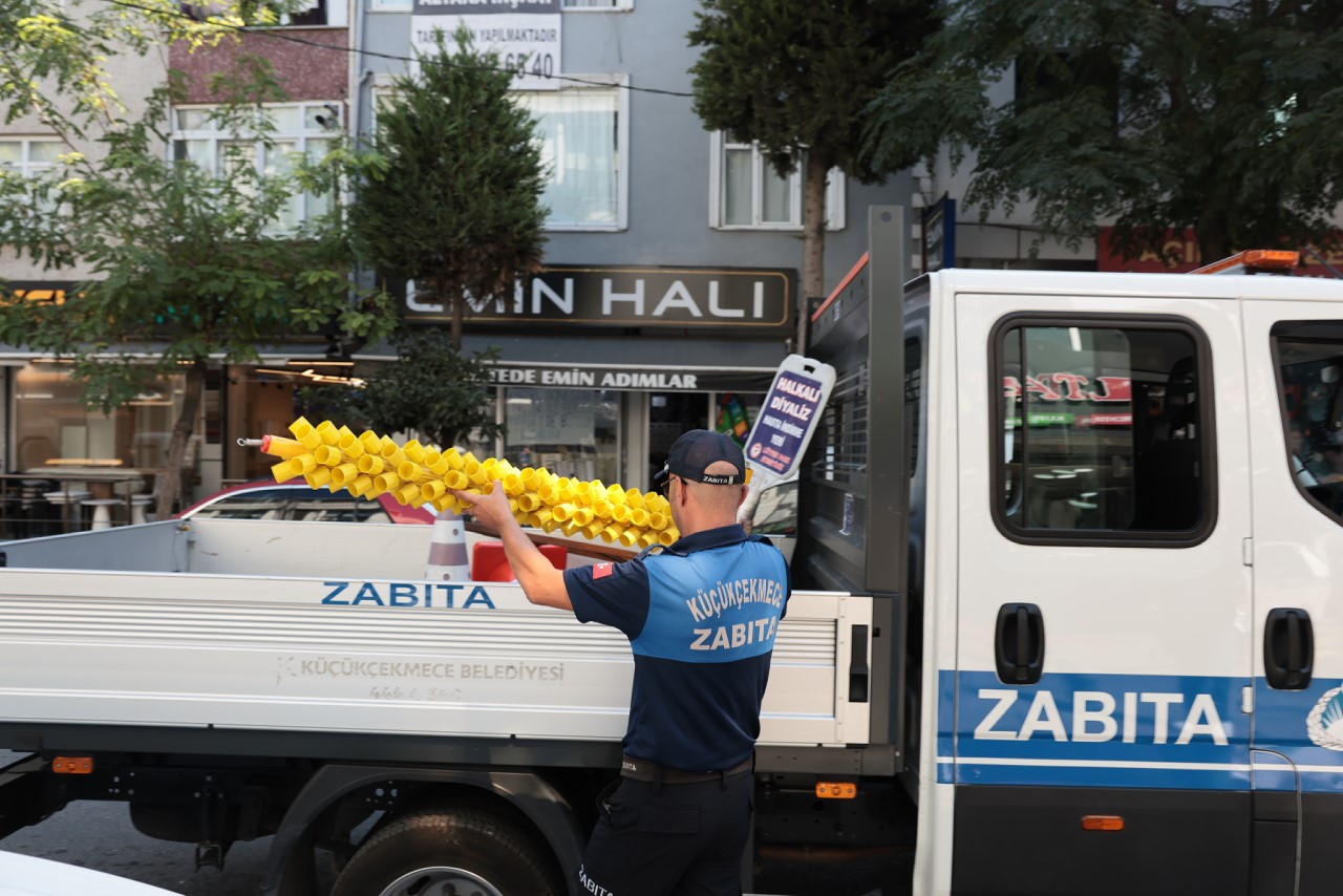 KÜÇÜKÇEKMECE’DE ZABITA EKİPLERİ VATANDAŞLARIN KALDIRIMLARI VE YOLLARI GÜVENLİ VE RAHAT BİR ŞEKİLDE KULLANABİLMESİNİ SAĞLAMAK AMACIYLA DENETİMLERİNİ SIKLAŞTIRDI.