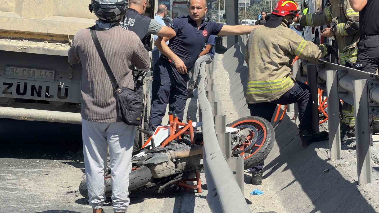 İTFAİYE EKİPLERİ HAYATINI KAYBETTİĞİ BELİRLENE MOTOSİKLET SÜRÜCÜSÜNÜN ÇIKARTILMASI İÇİN ÇALIŞMA BAŞLATTI. KAZA NEDENİYLE BASIN EKSPRES YOLUNDA İSTANBUL HAVALİMANI İSTİKAMETİNDE TRAFİK YOĞUNLUĞU OLUŞTU.