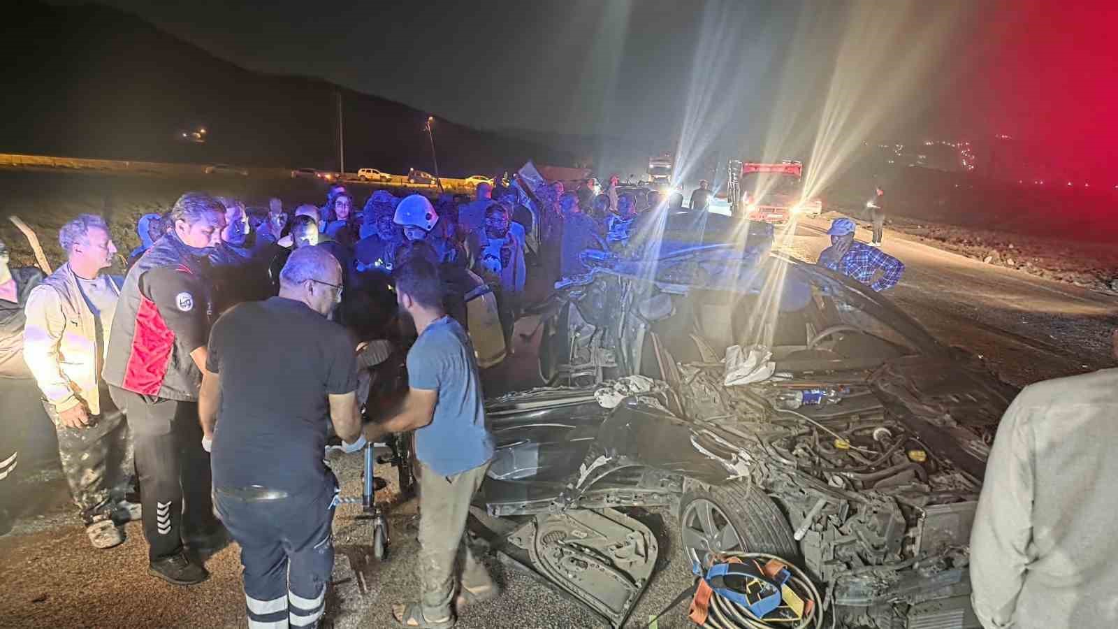 HATAY’DA OTOMOBİL İLE TRAKTÖRÜN ÇARPIŞTIĞI KAZADA 3 KİŞİ YARALANDI.