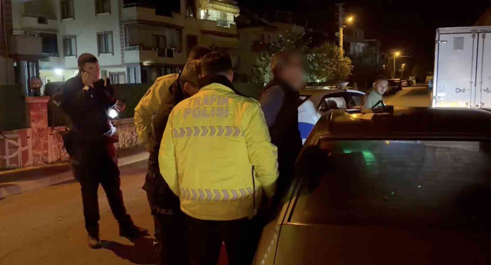 SAKARYA'NIN KARASU İLÇESİNDE POLİSİN "DUR" İHTARINA UYMAYARAK YAKLAŞIK 5 KİLOMETRE KAÇAN ALKOLLÜ VE EHLİYETSİZ SÜRÜCÜ, ÇÖP KONTEYNERİ VE AĞACA ÇARPTIKTAN SONRA YAKALANDI.
