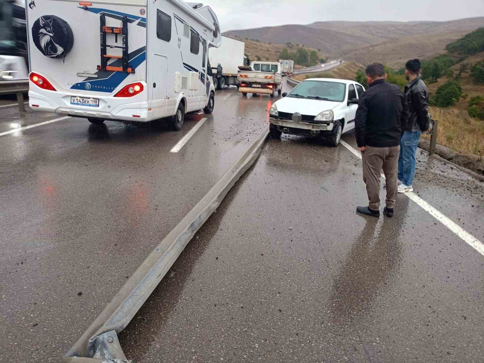 YAĞIŞIN ARDINDAN KAYGANLAŞAN YOLDA SÜRÜCÜLERİN DİREKSİYON HÂKİMİYETİNİ KAYBETMESİ SONUCU 1 TIR, 1 KAMYON VE 2 OTOMOBİL BİRBİRİNE ÇARPTI.