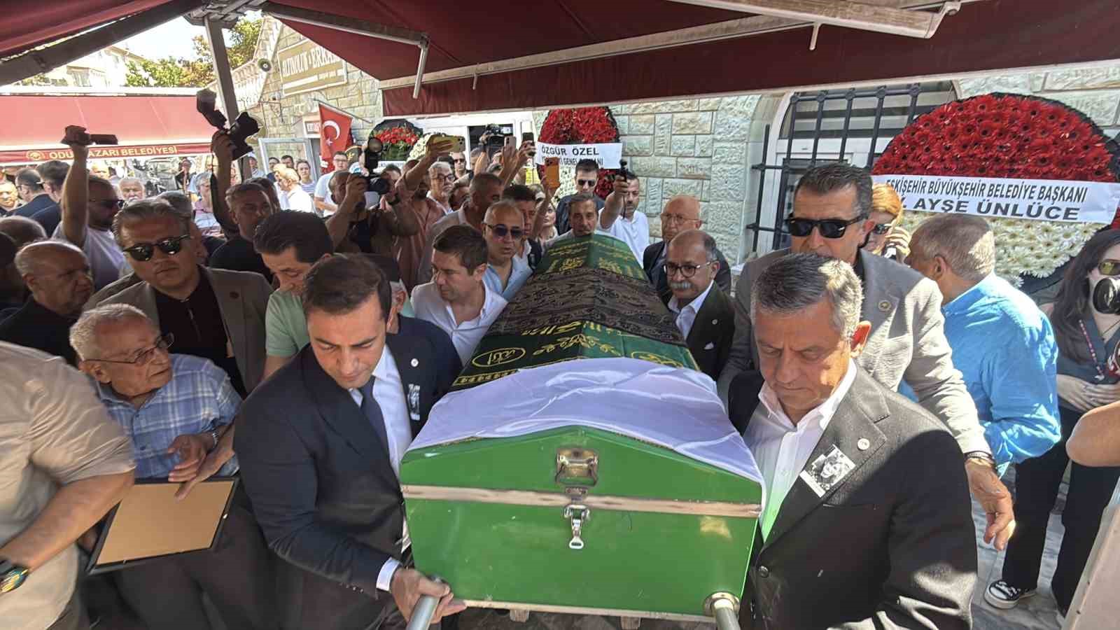 ESKİ ESKİŞEHİR BÜYÜKŞEHİR BELEDİYE BAŞKANI YILMAZ BÜYÜKERŞEN'İN 78 YAŞINDA HAYATINI KAYBEDEN KARDEŞİ GÜZİN BÜYÜKERŞEN, KILINAN CENAZE NAMAZININ ARDINDAN ASRİ MEZARLIK'TA TOPRAĞA VERİLDİ.