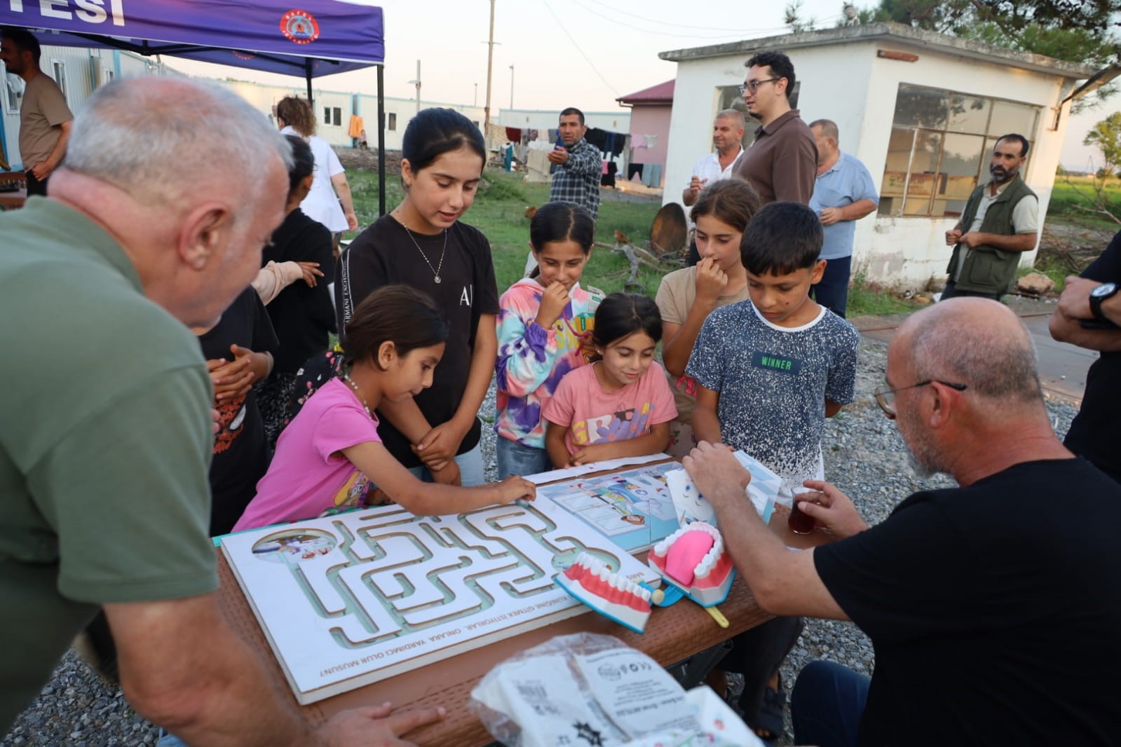 SAMSUN’UN BAFRA İLÇESİNDE MEVSİMLİK TARIM İŞÇİLERİ VE ÇOCUKLARINA YÖNELİK KAPSAMLI SAĞLIK ETKİNLİĞİ DÜZENLENDİ. SAĞLIK EKİPLERİ VATANDAŞLARIN SAĞLIK KONTROLLERİNİ YERİNDE GERÇEKLEŞTİRİRKEN, MOBİL DİŞ MUAYENE ARACIYLA AĞIZ VE DİŞ SAĞLIĞI HİZMETİ DE ÇALIŞMA ALANINA KADAR ULAŞTIRILDI.