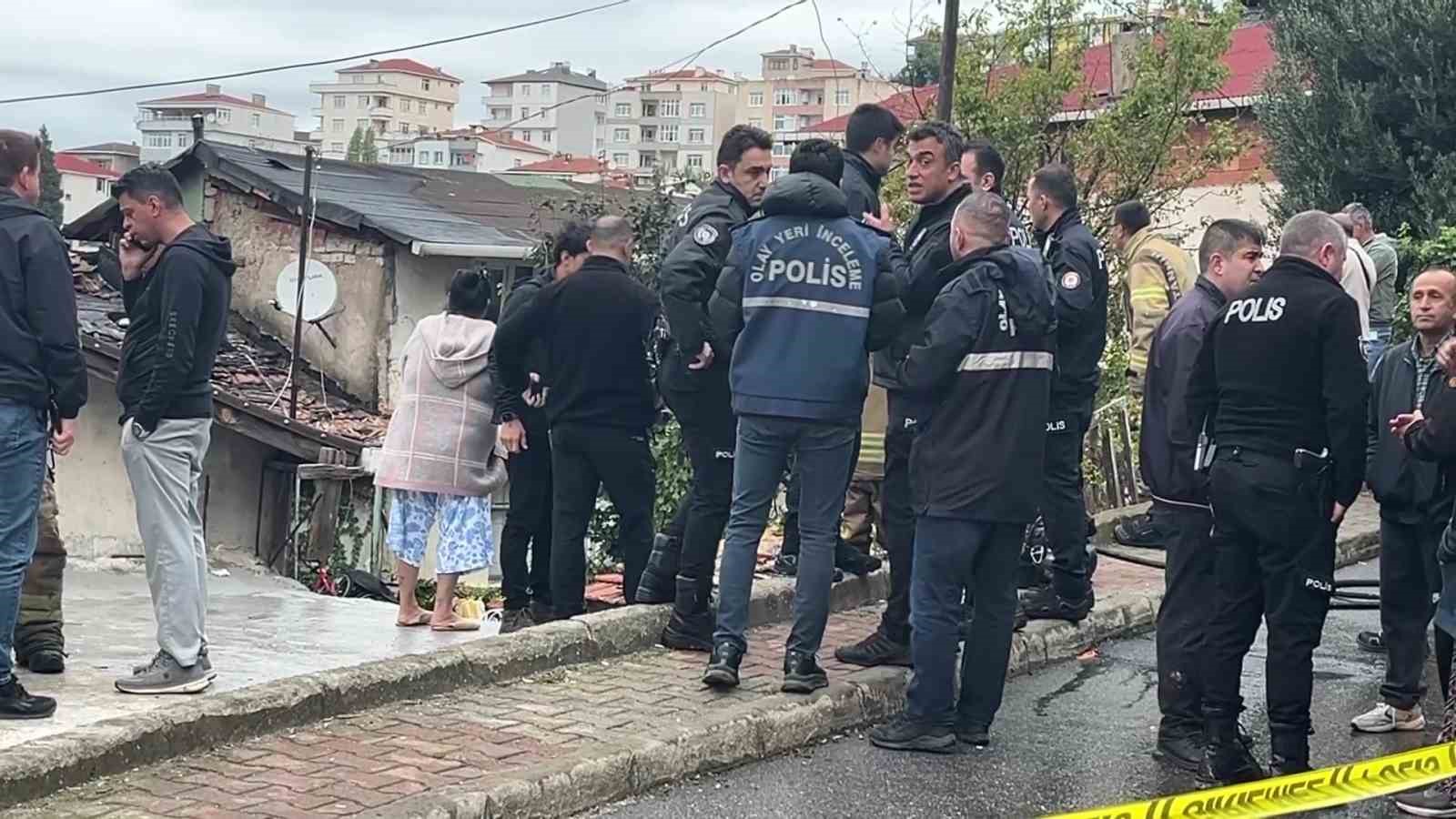İSTANBUL (İHA) - MALTEPE’DE BİR GECEKONDUDA ÇIKAN YANGINDA 12 YAŞINDAKİ ÇOCUK HAYATINI KAYBEDERKEN, ANNE VE BABASI YARALI OLARAK KURTARILDI.