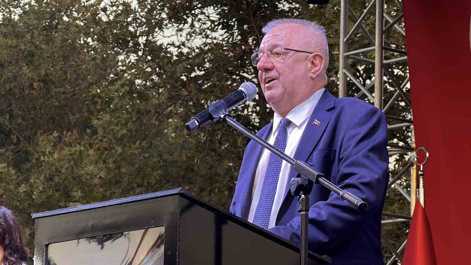 BALIKESİR’İN EDREMİT BELEDİYESİ TARAFINDAN "ÖLMEZ AĞACIN GÖLGESİNDE KİTAP" TEMASIYLA DÜZENLENEN 8. EDREMİT KİTAP FUARI BAŞLADI.  YAKLAŞIK 380 YAZAR, ŞAİR, GAZETECİ, AKADEMİSYEN, BELEDİYE BAŞKANI VE MİLLETVEKİLİ İLE 145 YAYINEVİNİN YER ALDIĞI FUAR, 23 AĞUSTOS PAZAR GÜNÜNE KADAR ZİYARETÇİLERİNİ AĞIRLAYACAK.