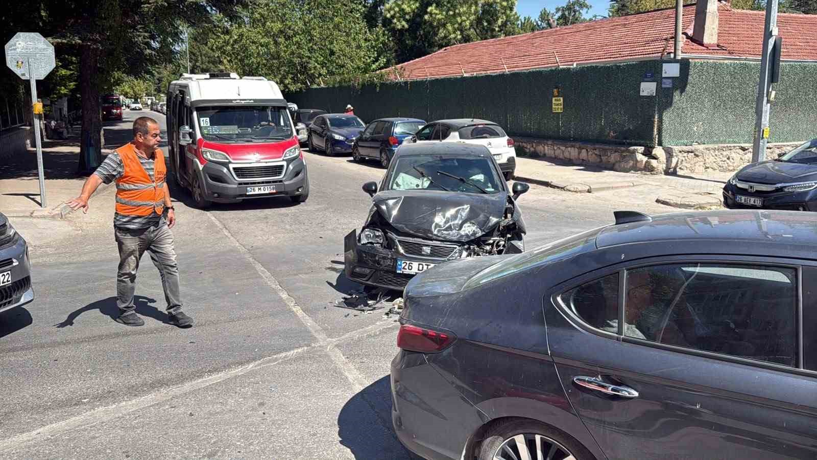 ESKİŞEHİR'İN ODUNPAZARI İLÇESİNE BAĞLI VİŞNELİK MAHALLESİ TAŞKÖPRÜ CADDESİ ÜZERİNDE BİR SUV İLE OTOMOBİLİN ÇARPIŞMASI SONUCU MEYDANA GELEN TRAFİK KAZASINDA HER İKİ ARAÇ DA KULLANILAMAZ HALE GELDİ.