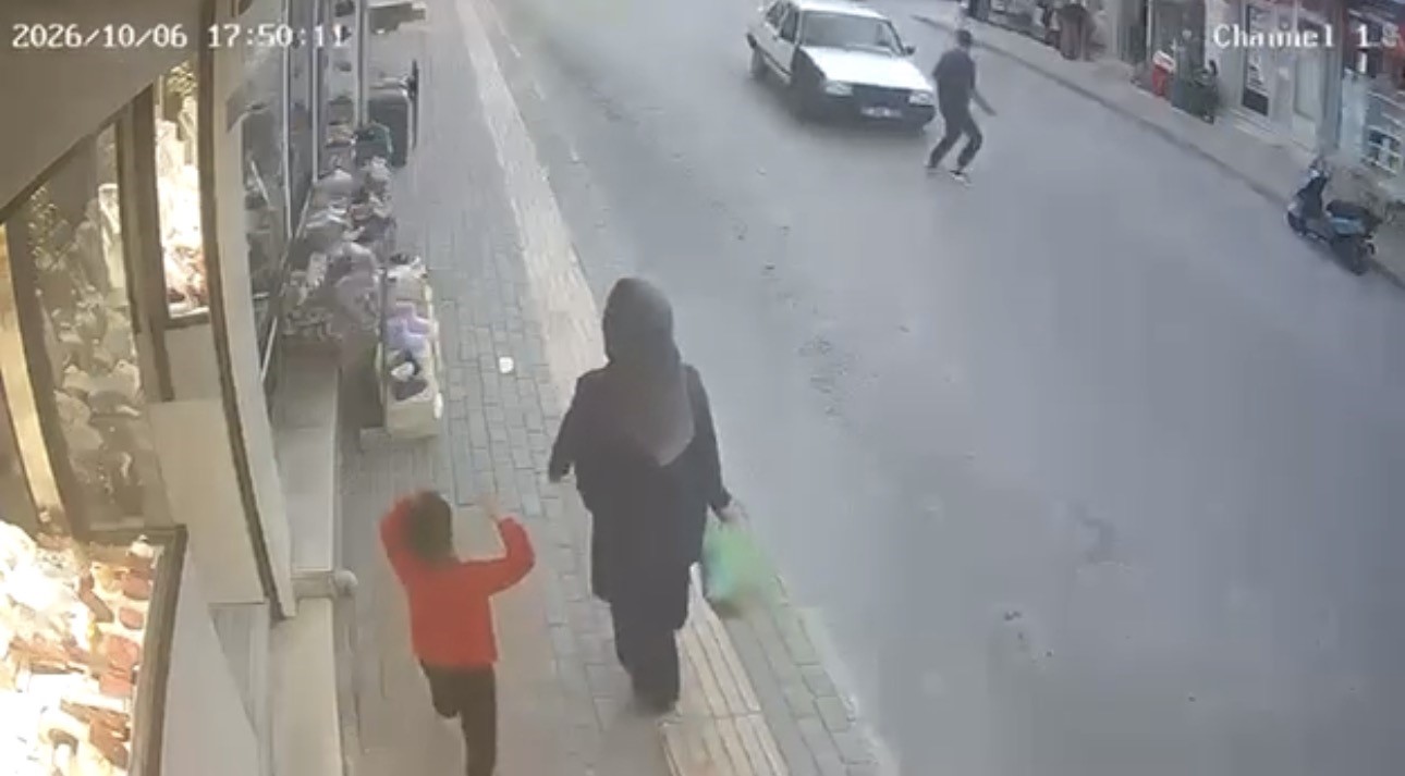 BURSA'DA TOFAŞ MARKA OTOMOBİL, YOLUN KARŞISINA GEÇMEYE ÇALIŞAN YAYAYA ÇARPTI. KAZADA YAYA HAFİF ŞEKİLDE YARALANIRKEN, OTOMOBİLİN ÖN CAMI KIRILDI. KAZA ANI, ÇEVREDEKİ BİR İŞ YERİNİN GÜVENLİK KAMERASINA YANSIDI.