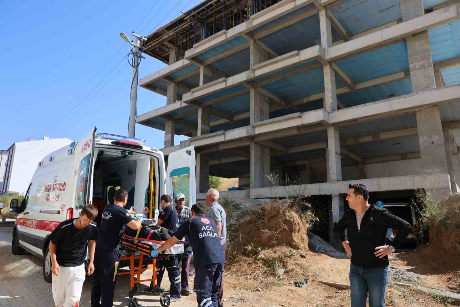 İLK MÜDAHALESİ OLAY YERİNDE YAPILAN YARALI, AMBULANSLA HASTANEYE KALDIRILARAK TEDAVİ ALTINA ALINDI.