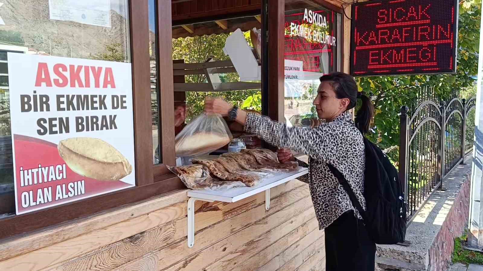 210 GRAMLIK EKMEĞİN FİYATININ MHP’Lİ BELEDİYENİN YÖNETTİĞİ SULUOVA İLÇESİNDE 13 TL İKEN YENİ PARTİ’Lİ BELEDİYENİN İDARE ETTİĞİ AMASYA’DA 18 TL OLDUĞUNA İŞARET EDEREK HALKIN DERT YANDIĞINI ANLATAN SAKIZCI, "TOKAT’TA BELEDİYE EKMEĞİ 7,5 TL’DEN KENDİSİ DAĞITIYOR. ŞU ANDA ÇEVRE İLLERDE DAHİL EN PAHALI EKMEK AMASYA MERKEZDE SATILIYOR. UYGUN FİYATLI, SAĞLIKLI VE GÜVENİLİR EKMEK HERKESİN HAKKIDIR" ŞEKLİNDE KONUŞTU.
