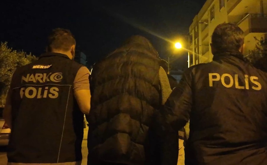 MERSİN'DE GERÇEKLEŞTİRİLEN EŞ ZAMANLI UYUŞTURUCU OPERASYONUNDA GÖZALTINA ALINAN ŞÜPHELİLERDEN 14'Ü ÇIKARILDIĞI MAHKEMECE TUTUKLANDI.