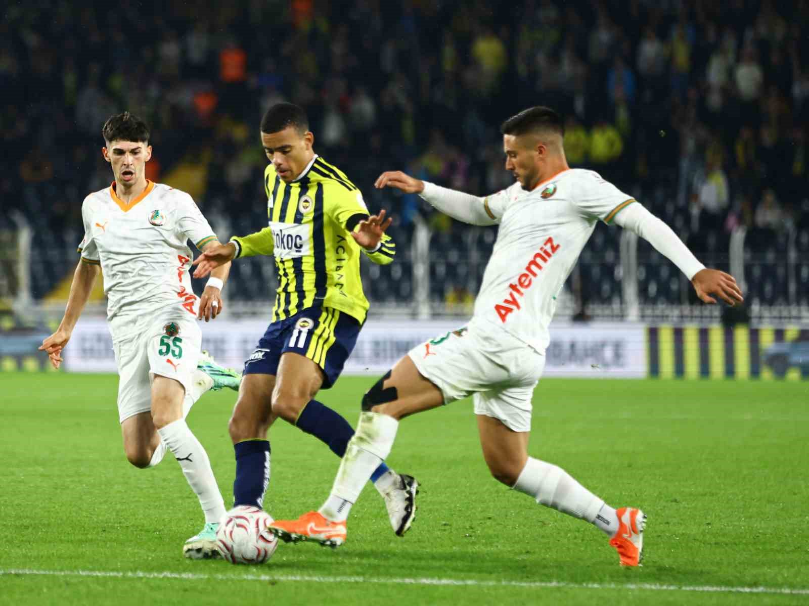 FENERBAHÇE, TRENDYOL SÜPER LİG'İN 8. HAFTASINDA EVİNDE CORENDON ALANYASPOR İLE KARŞILAŞIYOR. MÜSABAKANIN İLK 20 DAKİKASI 0-0 EŞİTLİKLE GEÇİLDİ.