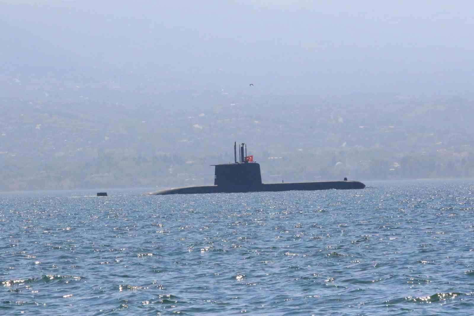 TEKNOFEST MAVİ VATAN ETKİNLİKLERİ ÖNCESİ TÜRK DONANMASININ İZMİT KÖRFEZİ'NDEKİ SELAMLAMA GEÇİŞİ COŞKUYLA İZLENDİ.