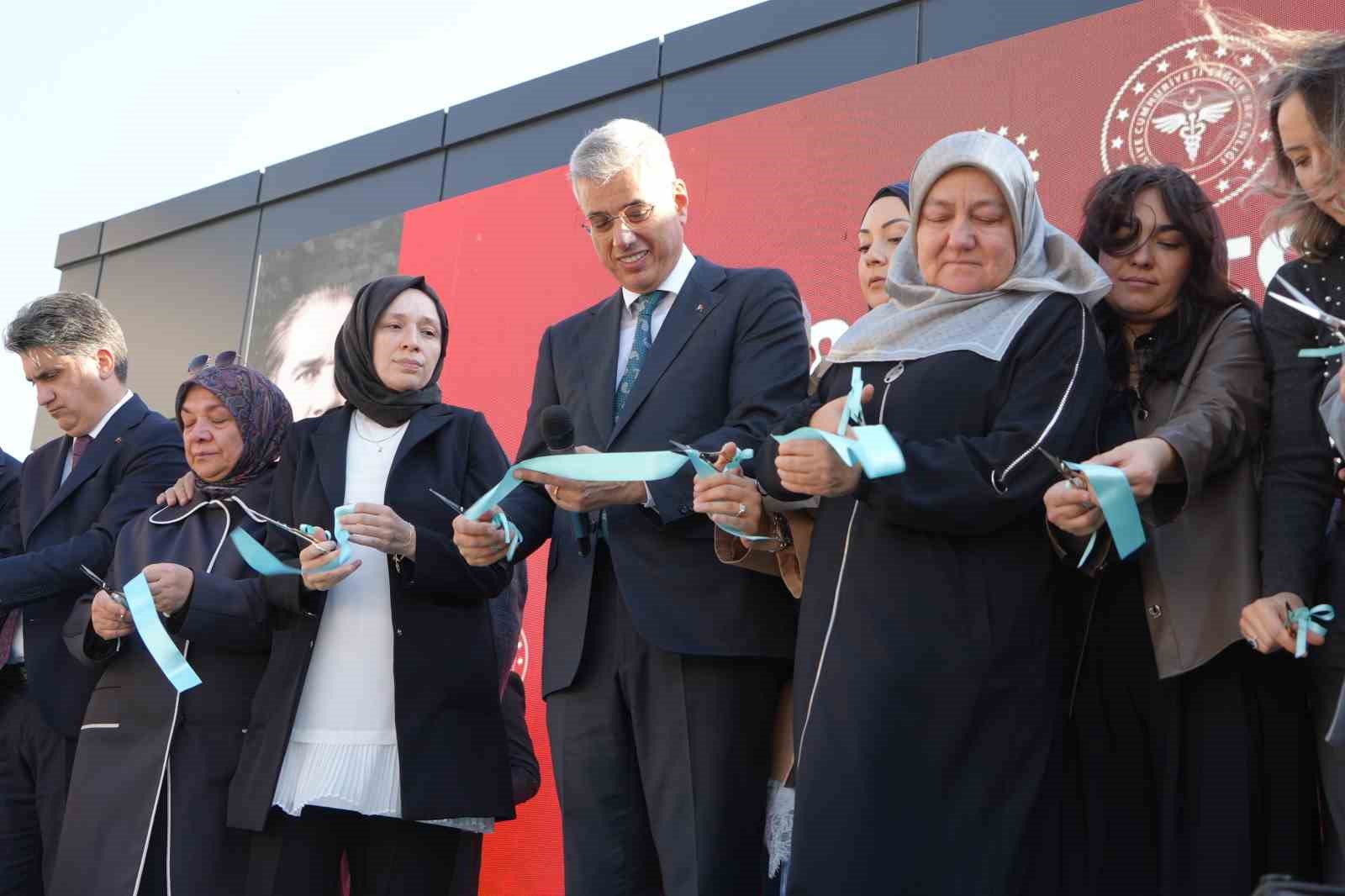 BOLU'DA 78 KİŞİNİN HAYATINI KAYBETTİĞİ GRAND KARTAL OTEL YANGININDA 8 YAKININI KAYBEDEN AVUKAT YÜKSEL GÜLTEKİN TARAFINDAN, KIZI ECZACI RUMEYSA GÜLTEKİN'İN ANISINI YAŞATMAK AMACIYLA YAPTIRILAN HEMODİYALİZ MERKEZİ, SAĞLIK BAKANI PROF. DR. KEMAL MEMİŞOĞLU'NUN KATILIMIYLA DÜZENLENEN TÖRENLE AÇILDI.