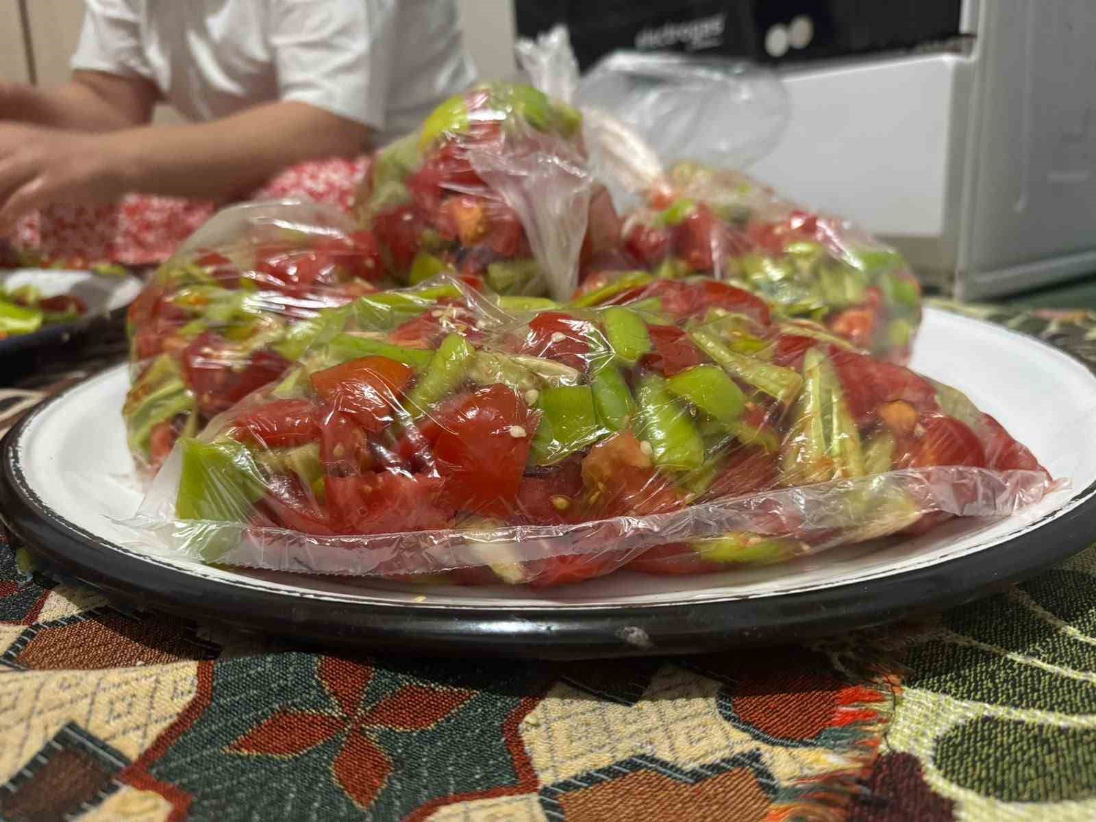 AĞRI'NIN PATNOS İLÇESİNDE VATANDAŞLAR, YAZ MEVSİMİNİN BEREKETİNİ KIŞ SOFRALARINA TAŞIMAK İÇİN TAZE SEBZELERİ TEMİZLEYİP AYIKLAYARAK DERİN DONDURUCULARDA VE KONSERVE OLARAK MUHAFAZA EDİYOR.