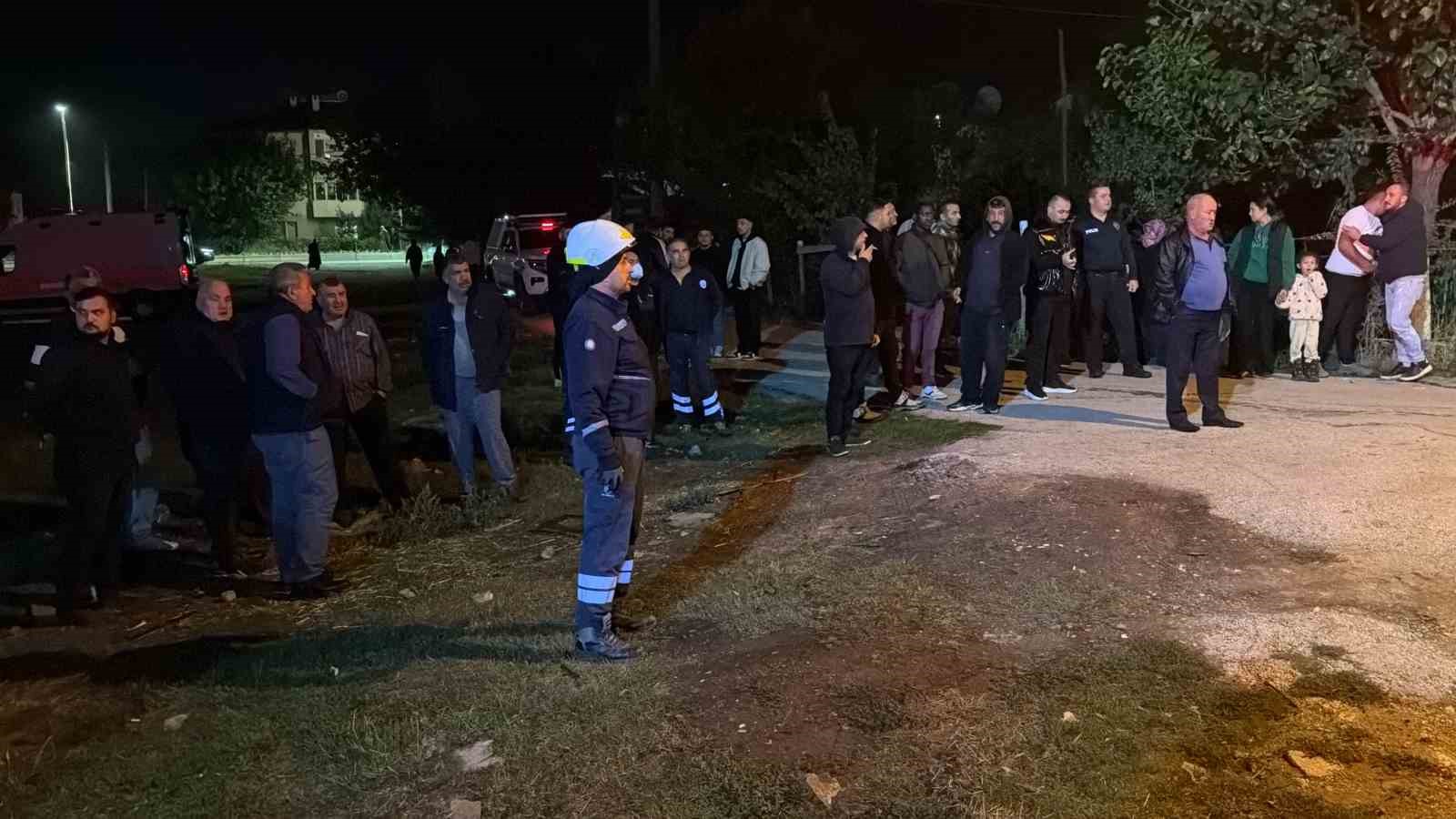 BOLU’DA SOBA YAKMAK İSTEYEN KİŞİNİN YAKTIĞI ATEŞİN EVE SIÇRAMASI SONUCU YANGIN ÇIKTI. TEK KATLI EVDE MADDİ HASAR MEYDANA GELDİ.