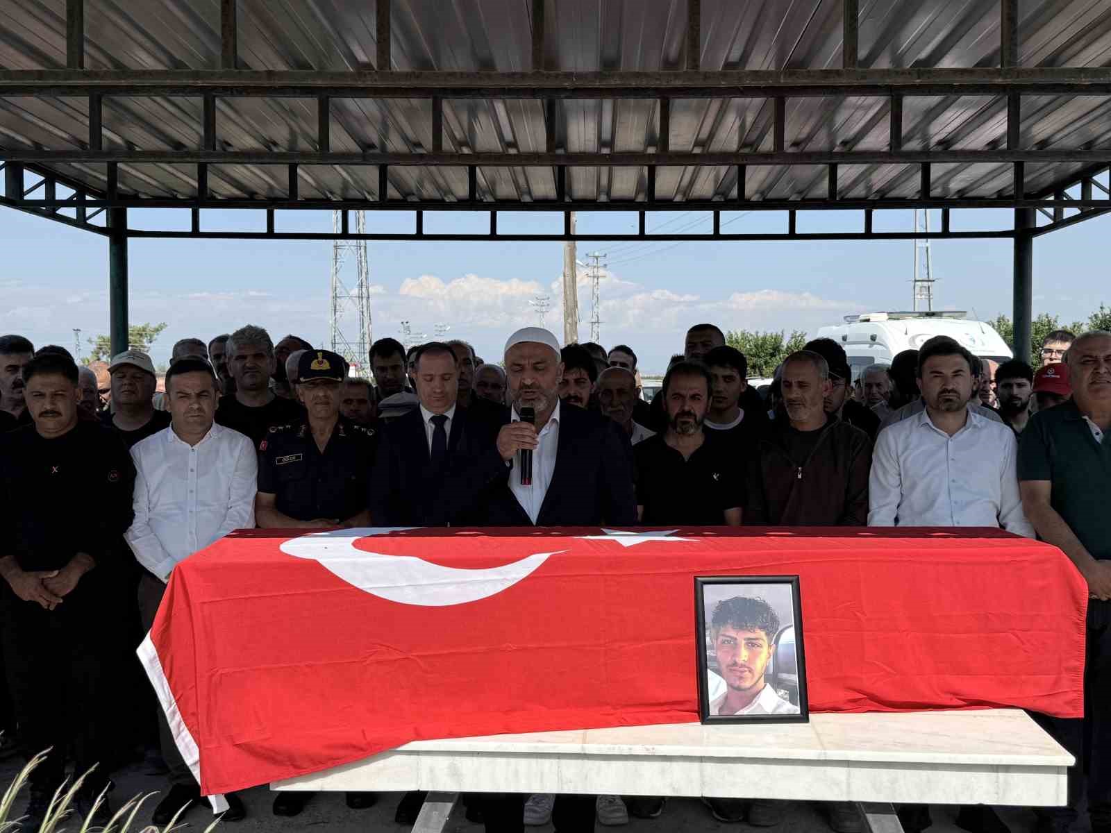 KUZEY KIBRIS TÜRK CUMHURİYETİ'NİN (KTKC) GİRNE KENTİ AÇIKLARINDA MEYDANA GELEN GEMİ FACİASININ ARDINDAN SÜRDÜRÜLEN ARAMA ÇALIŞMALARI KAPSAMINDA NAAŞI BULUNAN ÜNİVERSİTE ÖĞRENCİSİ ÖZGÜR GÖNÜL'ÜN CENAZESİ MERSİN'İN TARSUS İLÇESİNDE TOPRAĞA VERİLDİ.