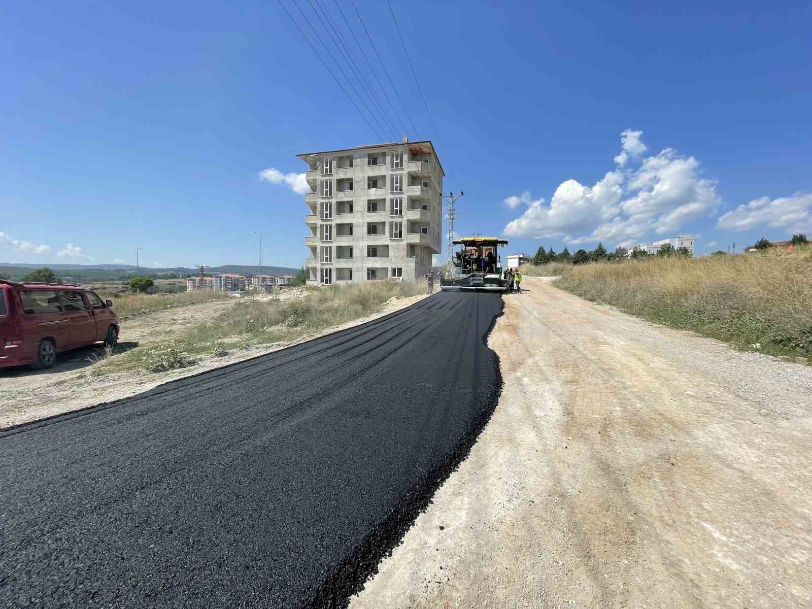 KAVAK DEVLET HASTANESİ YOLU SICAK ASFALTLA YENİLENİYOR