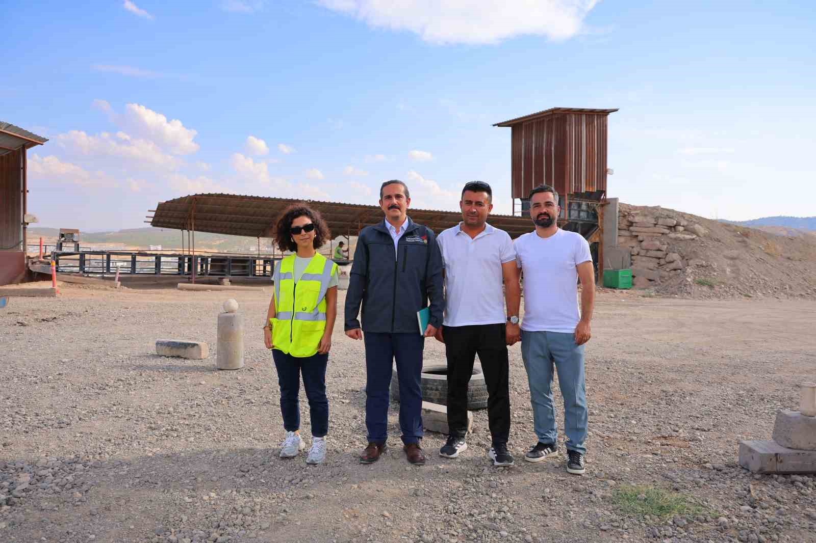 KAHRAMANMARAŞ’TA KARACASU ENKAZ VE YIKINTI ATIKLARI GERİ DÖNÜŞÜM TESİSİ’NDE YAKLAŞIK 750 BİN METREKÜP ENKAZIN BULUNDUĞU 40 BİN METREKARELİK SAHADA YAKLAŞIK 200 BİN METREKÜP ENKAZ AGREGAYA DÖNÜŞTÜRÜLEREK EKONOMİYE KAZANDIRILIRKEN, SAHANIN TAMAMEN TEMİZLENMESİNİN 1,5-2 YIL İÇERİSİNDE TAMAMLANMASI ÖNGÖRÜLÜYOR.