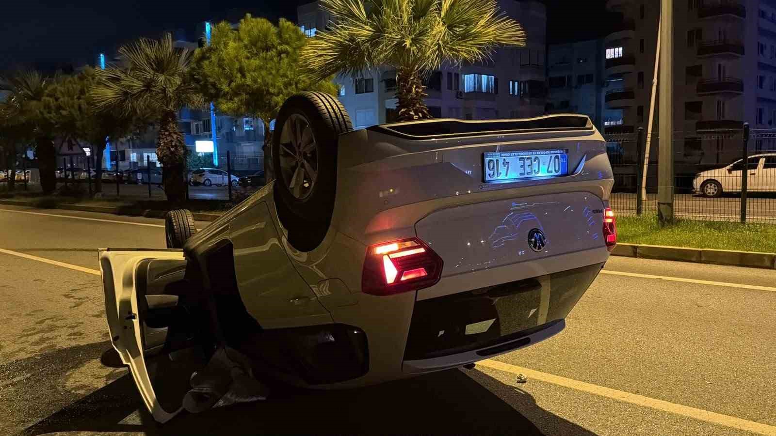ANTALYA’NIN ALANYA İLÇESİNDE İKİ OTOMOBİLİN KARIŞTIĞI TRAFİK KAZASINDA 2 KİŞİ YARALANDI. ÇARPMANIN ETKİSİYLE TAKLA ATAN OTOMOBİLİN SÜRÜCÜSÜ KAZAYI YARA ALMADAN ATLATTI. YARALILARDAN BİRİNİN HAYATİ TEHLİKESİNİN BULUNDUĞU ÖĞRENİLDİ.