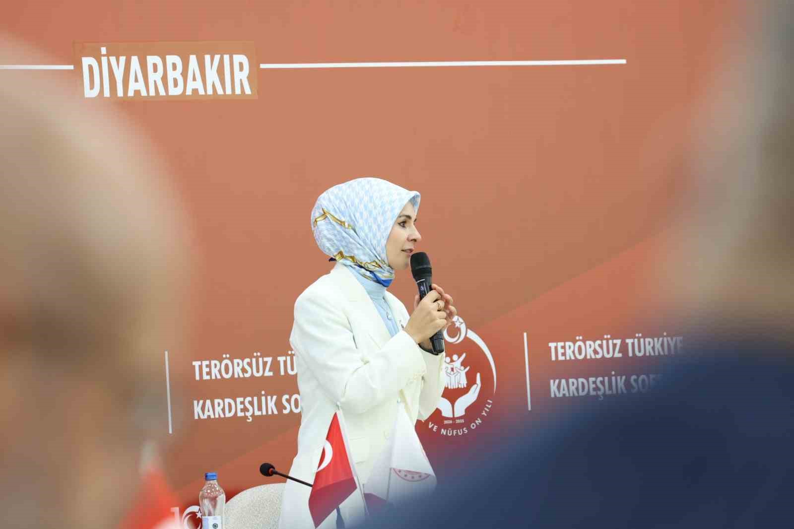 AİLE VE SOSYAL HİZMETLER BAKANI MAHİNUR ÖZDEMİR GÖKTAŞ, TERÖRSÜZ TÜRKİYE SÜRECİNİN ŞEHİT YAKINLARI VE GAZİLER OLMADAN YÜRÜTÜLEMEYECEĞİNİ VURGULAYARAK, "TERÖRSÜZ TÜRKİYE SÜRECİNİ BİZ BİZZAT ŞEHİT YAKINLARIMIZ VE GAZİLERİMİZLE BİRLİKTE İNŞA ETTİK. ONLAR OLMADAN BU SÜREÇ İNŞA EDİLEMEZ" DEDİ.