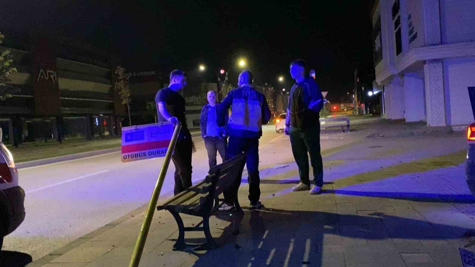 BURSA’NIN İNEGÖL İLÇESİNDE GECE SAATLERİNDE MEYDANA GELEN KAZADA KONTROLDEN ÇIKAN OTOMOBİL KALDIRIMA ÇIKARAK TABELALARI DEVİRDİ. KAZADA OTOMOBİL SÜRÜCÜSÜ YARALANDI.