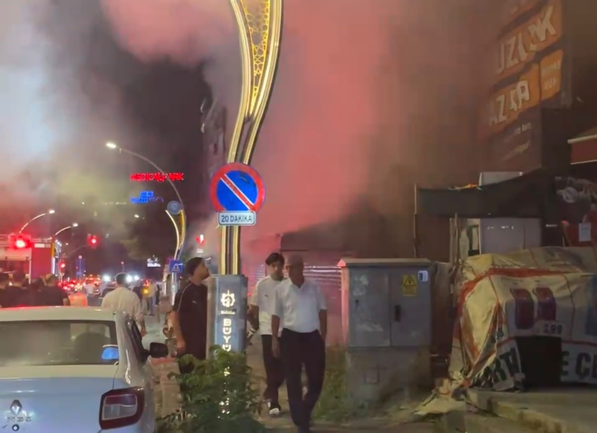KOCAELİ'NİN GEBZE İLÇESİNDE TEK KATLI BİR MANAVDA ÇIKAN YANGIN, İTFAİYE EKİPLERİNİN HIZLI MÜDAHALESİYLE BÜYÜMEDEN KONTROL ALTINA ALINDI.