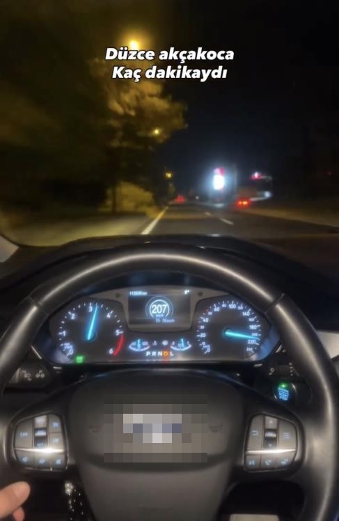 DÜZCE’DE TRAFİK KURALLARINI HİÇE SAYARAK YAPTIKLARI TEHLİKELİ HAREKETLERİ SOSYAL MEDYADA PAYLAŞAN İKİ SÜRÜCÜ, JANDARMA TRAFİK EKİPLERİNİN TAKİBİNE TAKILDI. AKÇAKOCA YOLUNDA SAATTE 207 KİLOMETRE HIZA ÇIKAN SÜRÜCÜNÜN EHLİYETİNE EL KONULURKEN, KÖY YOLUNDA MOTOSİKLETİNİN ÖN TEKERLEĞİNİ KALDIRARAK İLERLEYEN EHLİYETSİZ SÜRÜCÜYE DE CEZAİ İŞLEM UYGULANDI. HER İKİ ARAÇ DA TRAFİKTEN MEN EDİLDİ.