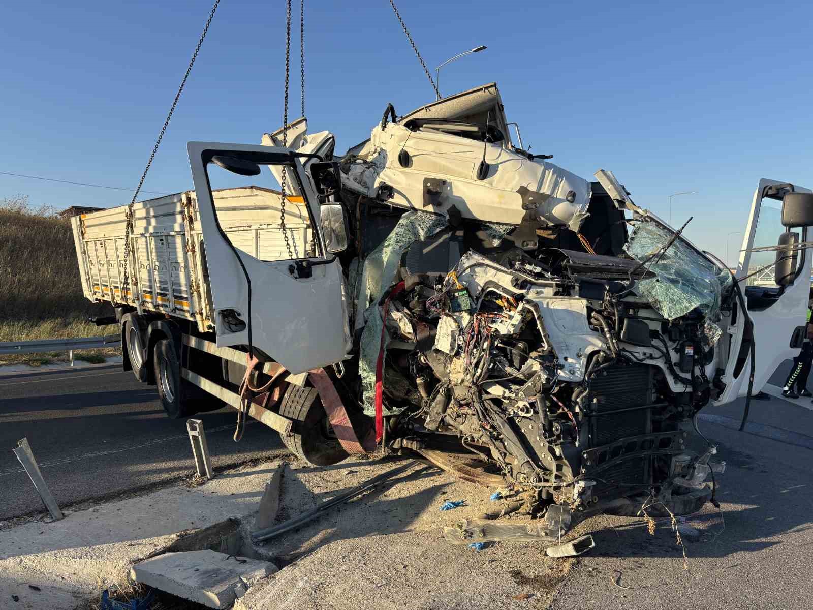 ÇANAKKALE’DE BARİYERLERE ÇARPMAN KAMYONDAKİ 2 KİŞİ HAYATINI KAYBETTİ.