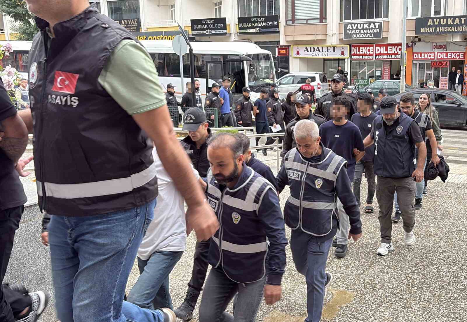 KENDİLERİNİ ALICI VE "NOTER GÖREVLİSİ" OLARAK TANITIP "GÜVENLİ ÖDEME SİSTEMİ" YALANIYLA ARAÇ SATANLARI DOLANDIRAN ŞAHISLARA YÖNELİK DÜZENLENEN OPERASYONDA GÖZALTINA ALINAN 15 ŞÜPHELİ TUTUKLANDI.