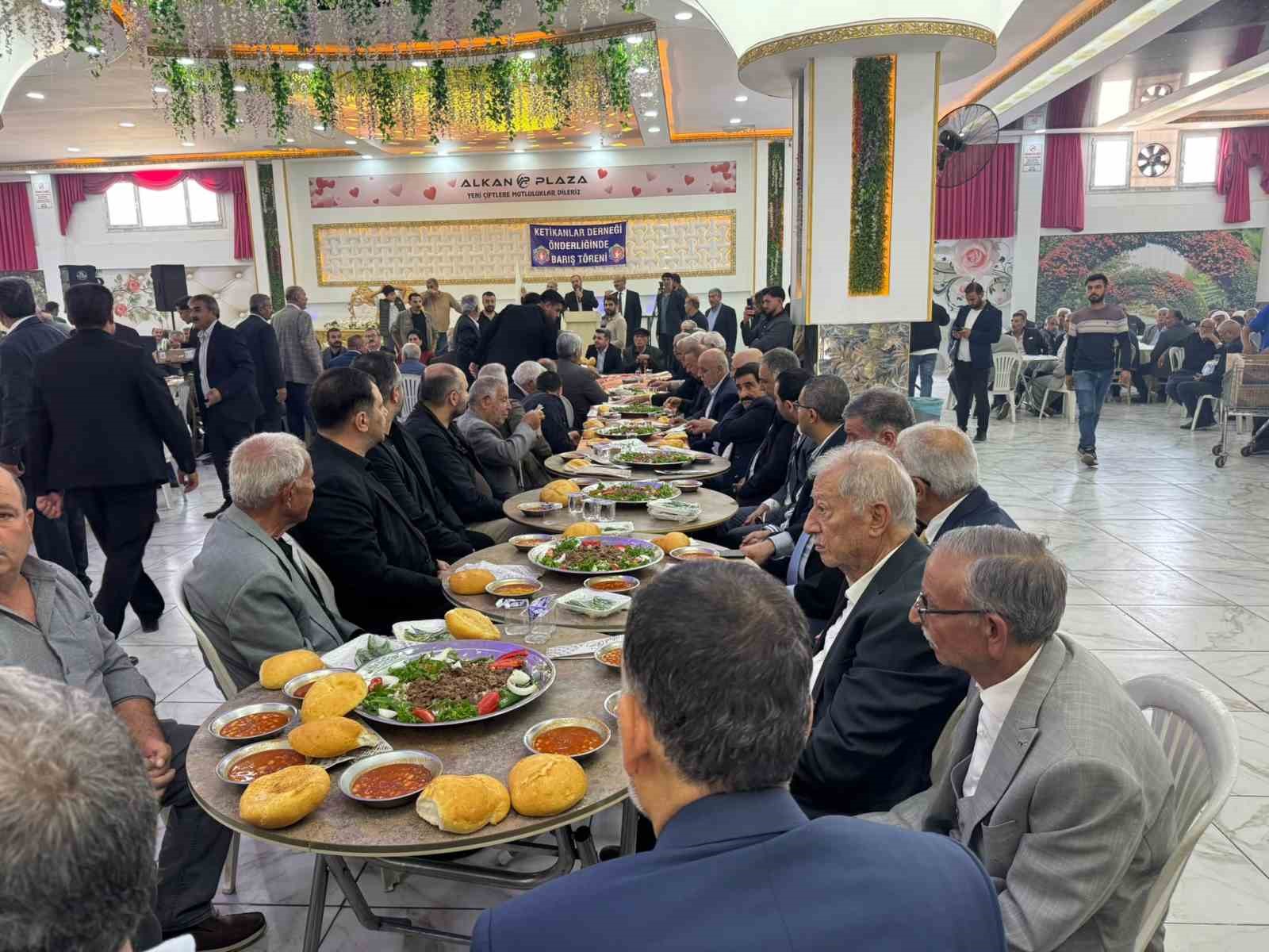 ŞANLIURFA’NIN VİRANŞEHİR İLÇESİNDE 2 YIL ÖNCE 1 KİŞİNİN HAYATINI KAYBETTİĞİ HUSUMET, BİRECİK İLÇESİNDE BARIŞLA SON BULDU.