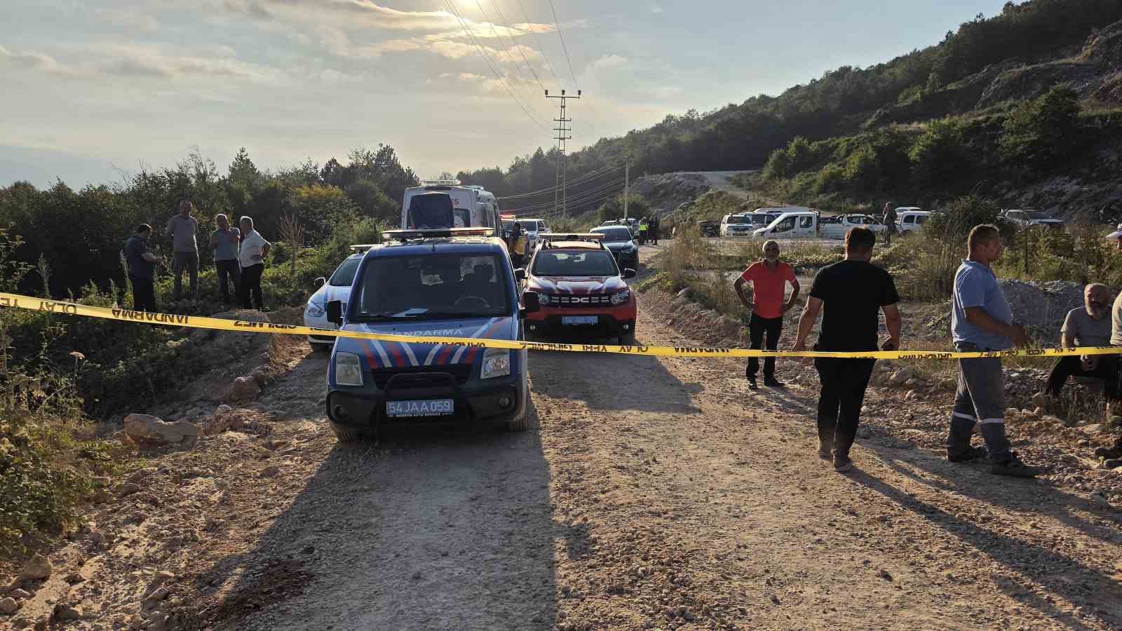 AKYAZI İLÇESİNDE KONTROLDEN ÇIKAN TIRIN ŞARAMPOLE DEVRİLDİĞİ KAZADA SÜRÜCÜ HAYATINI KAYBETTİ.