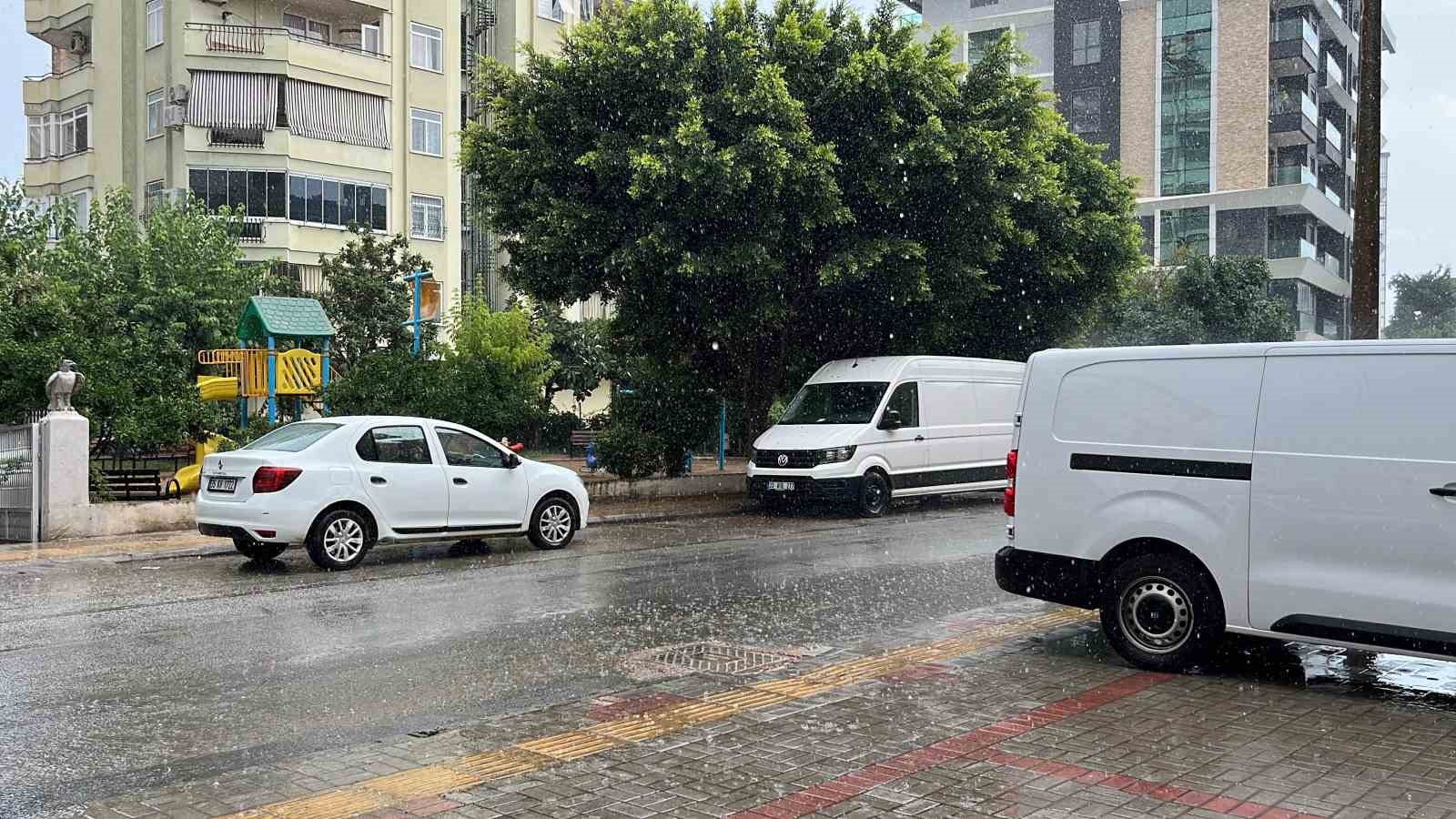 ANTALYA’NIN ALANYA İLÇESİNDE ÖĞLE SAATLERİNDE ETKİLİ OLAN GÖK GÜRÜLTÜLÜ SAĞANAK YAĞIŞ, HAYATI OLUMSUZ ETKİLEDİ. YAKLAŞIK YARIM SAAT ETKİLİ OLAN YAĞIŞIN ARDINDAN HAVA YENİDEN GÜNEŞLİ HAVAYA DÖNDÜ.